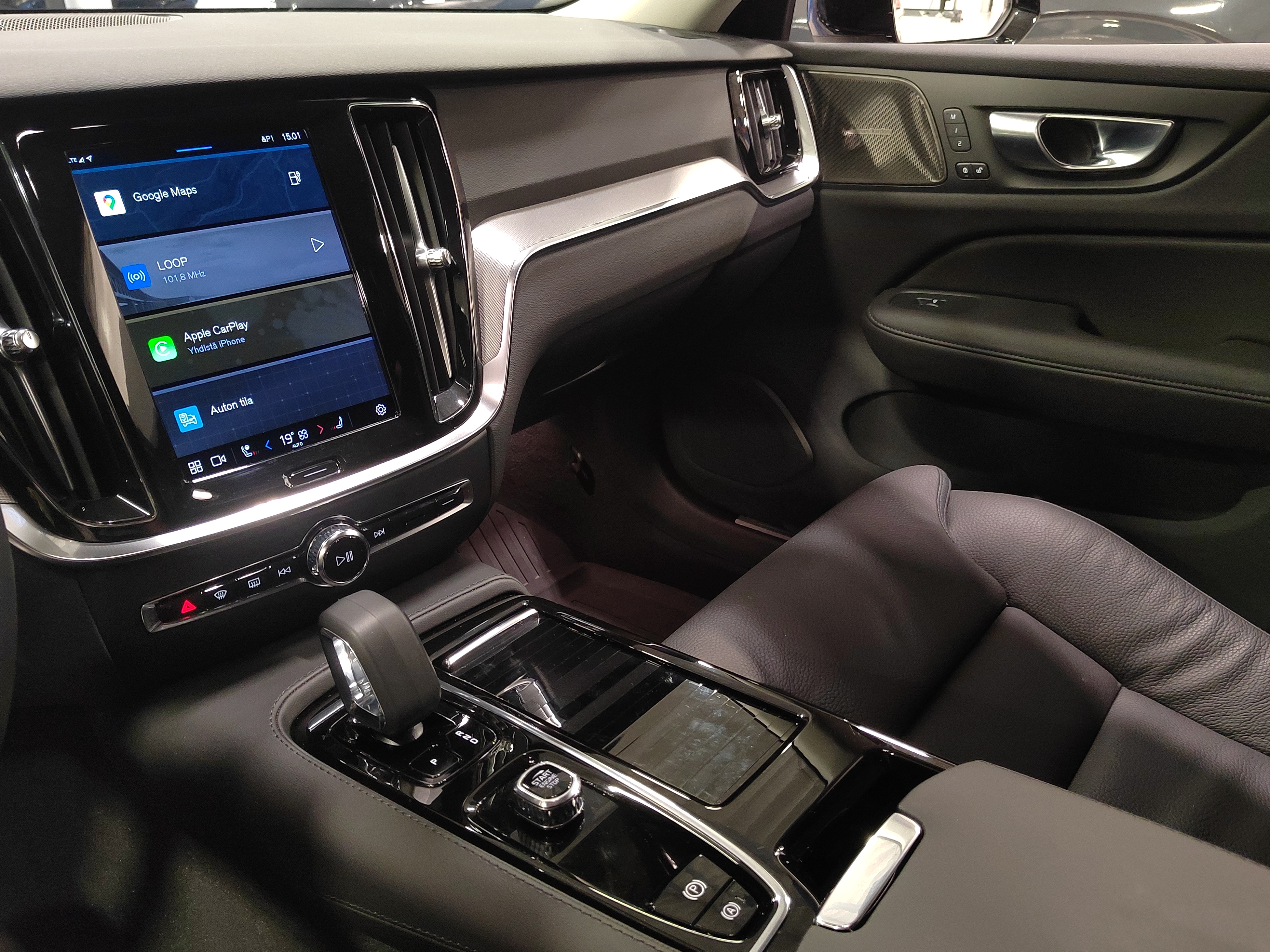 Volvo V60 T6 AWD LONG RANGE PLUS DARK TAKUU 24KK/40TKM
