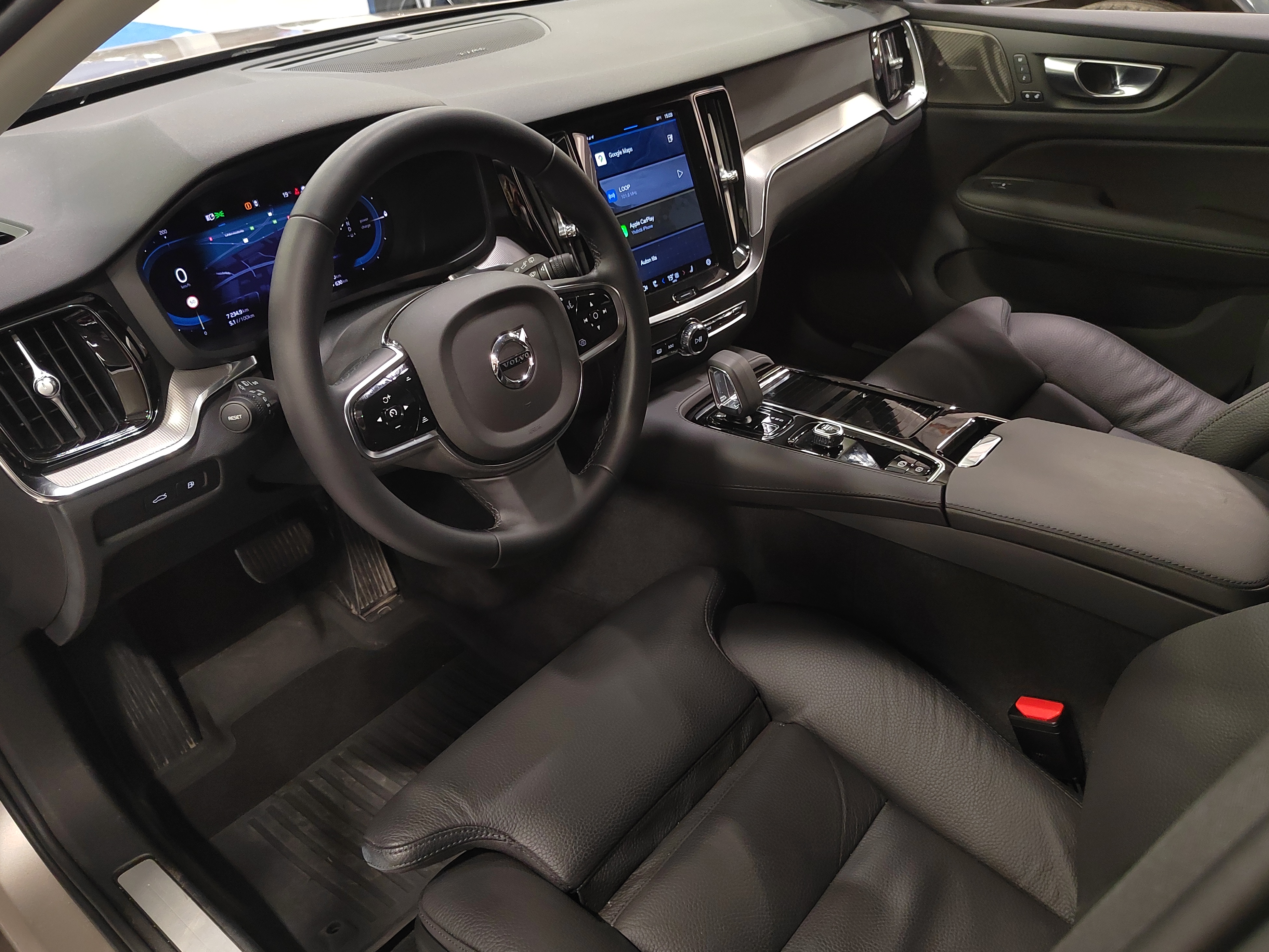 Volvo V60 T6 AWD LONG RANGE PLUS DARK TAKUU 24KK/40TKM