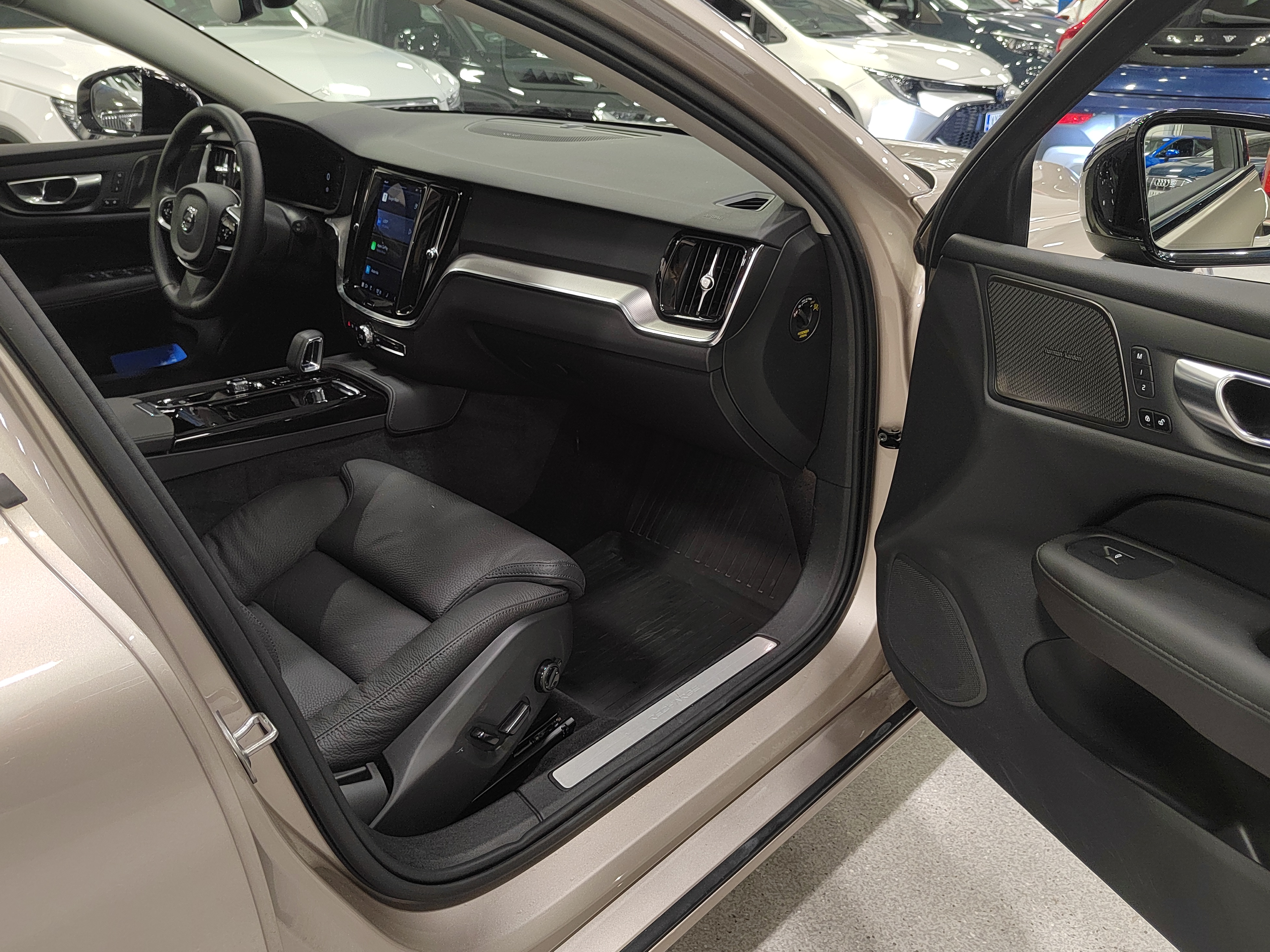 Volvo V60 T6 AWD LONG RANGE PLUS DARK TAKUU 24KK/40TKM