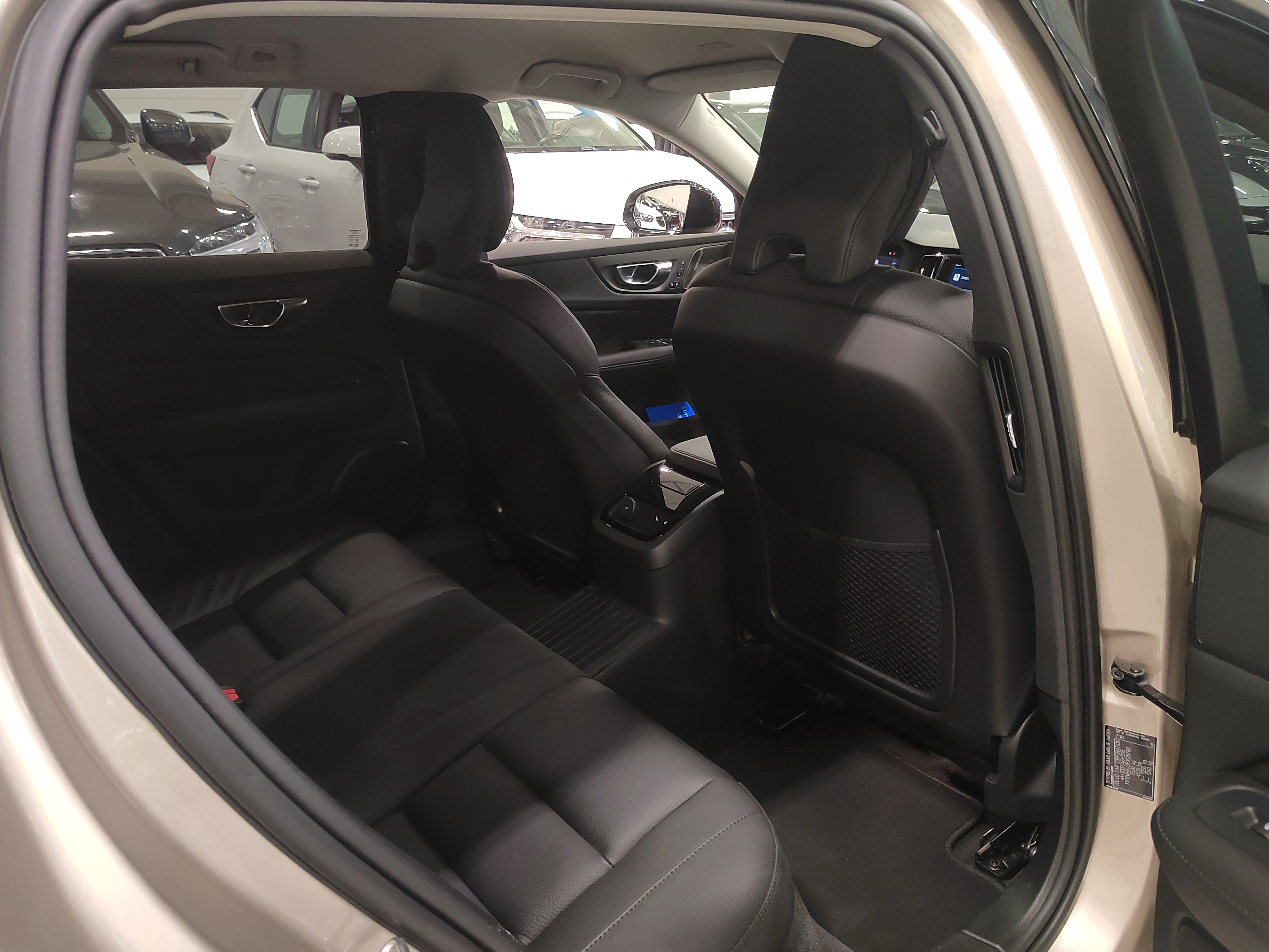 Volvo V60 T6 AWD LONG RANGE PLUS DARK TAKUU 24KK/40TKM