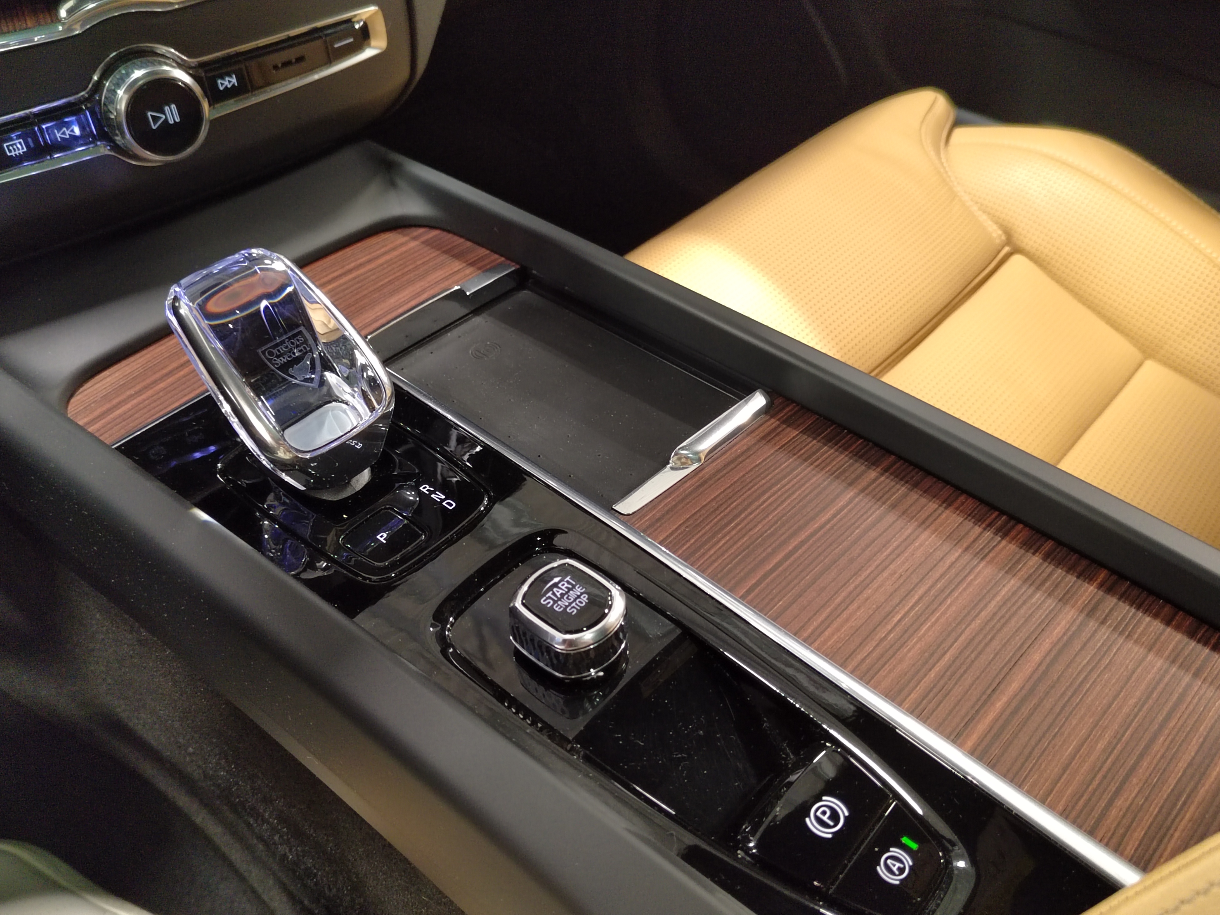 Volvo XC60 T6 AWD LONG RANGE ULTRA PRO DARK TAKUU 24KK/40TKM