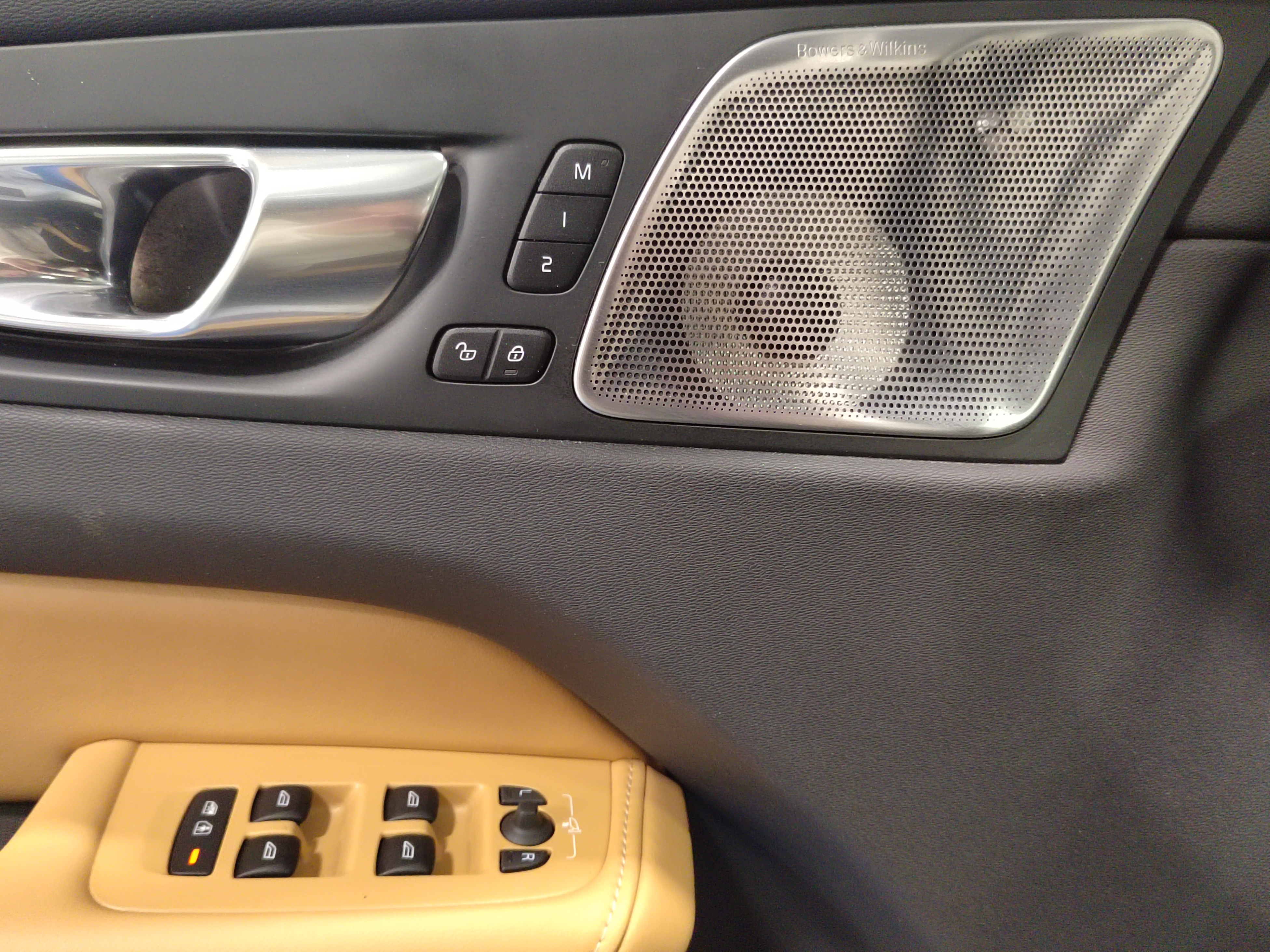 Volvo XC60 T6 AWD LONG RANGE ULTRA PRO DARK TAKUU 24KK/40TKM