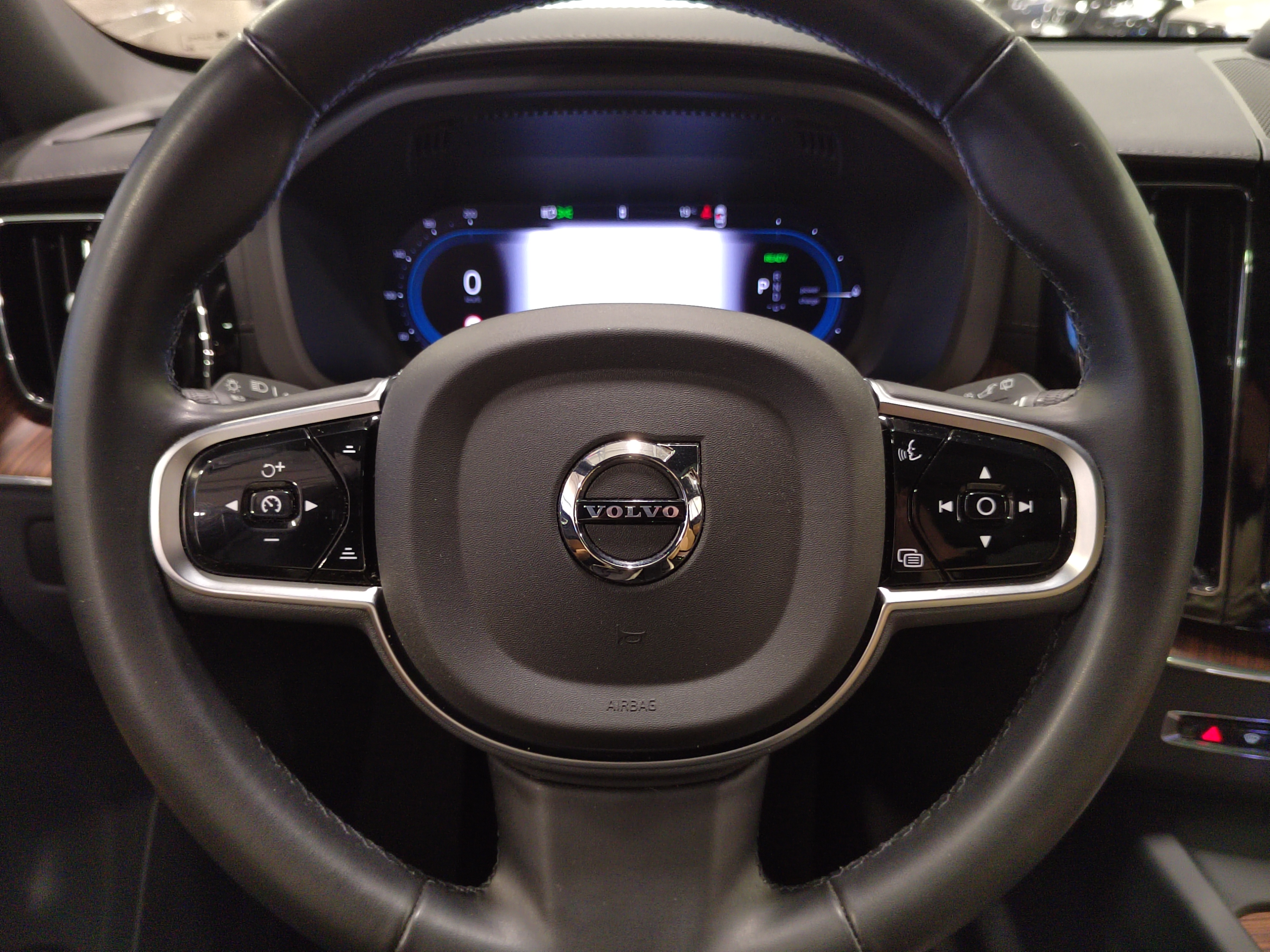 Volvo XC60 T6 AWD LONG RANGE ULTRA PRO DARK TAKUU 24KK/40TKM