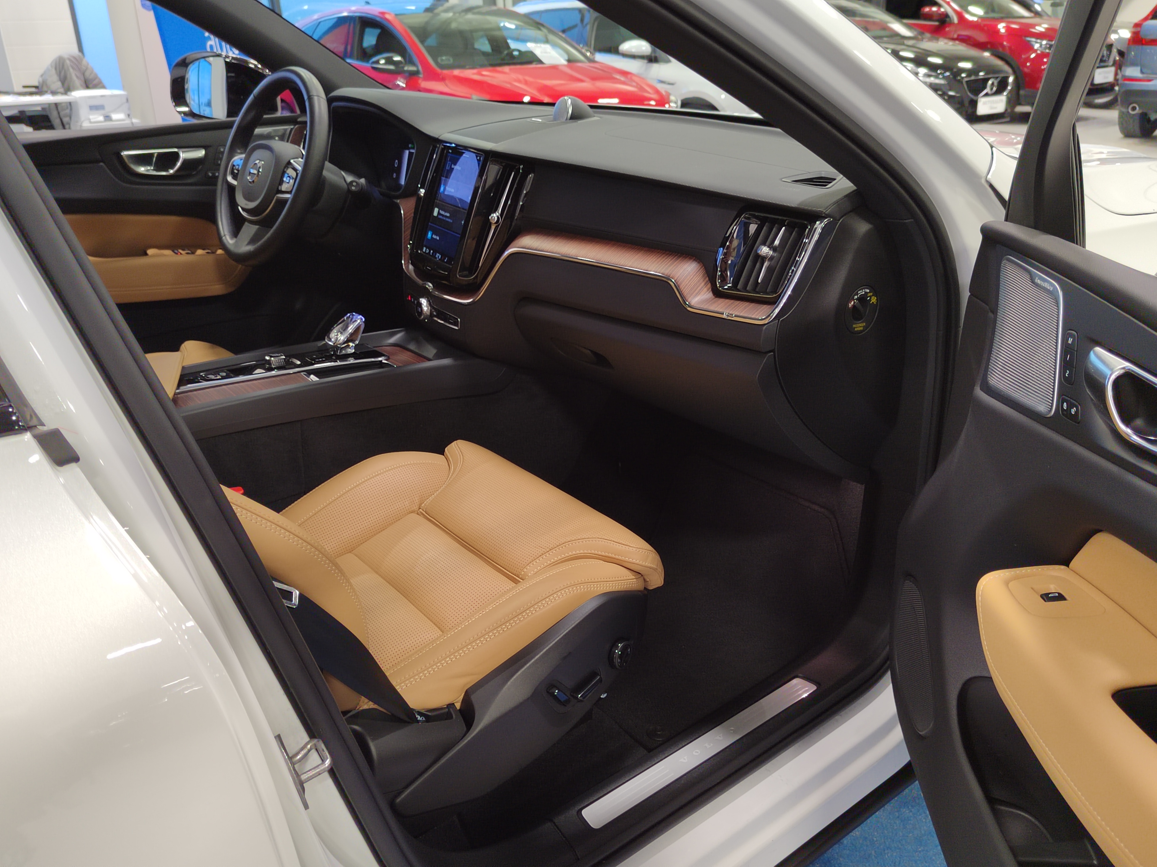 Volvo XC60 T6 AWD LONG RANGE ULTRA PRO DARK TAKUU 24KK/40TKM