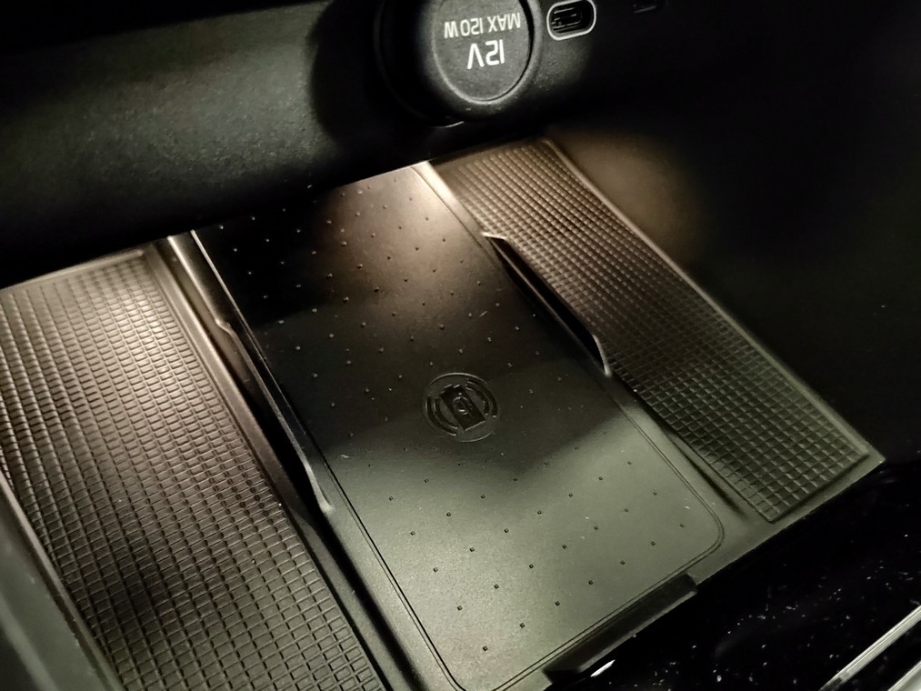 Volvo EC40 TWIN PLUS PRO BLACK EDITION.