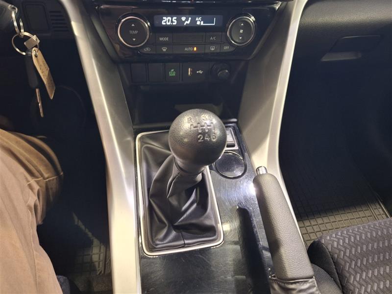 Mitsubishi ECLIPSE CROSS 1.5 MIVEC INFORM MT 2WD