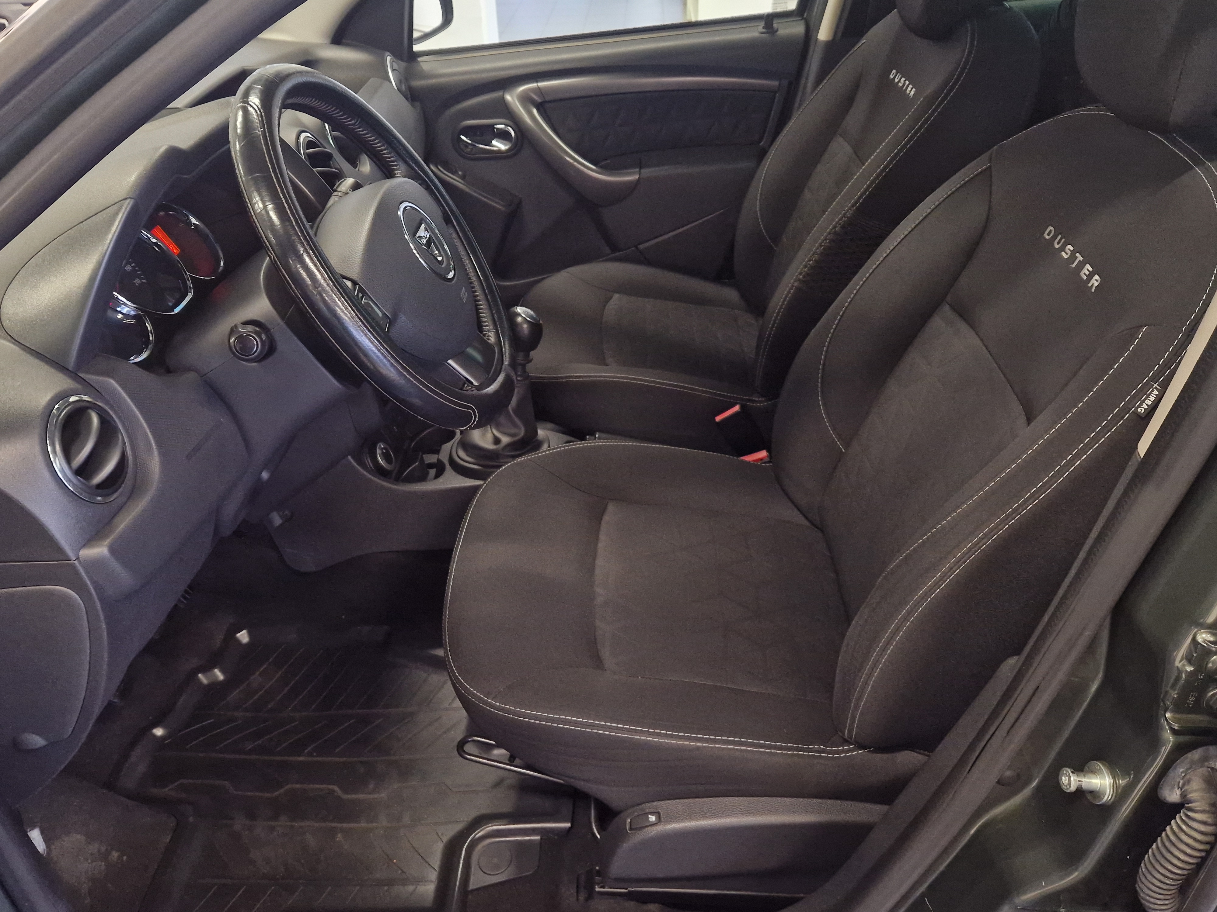 Dacia Duster dCi 110 4x4 Laureate 2014, bild 5/12