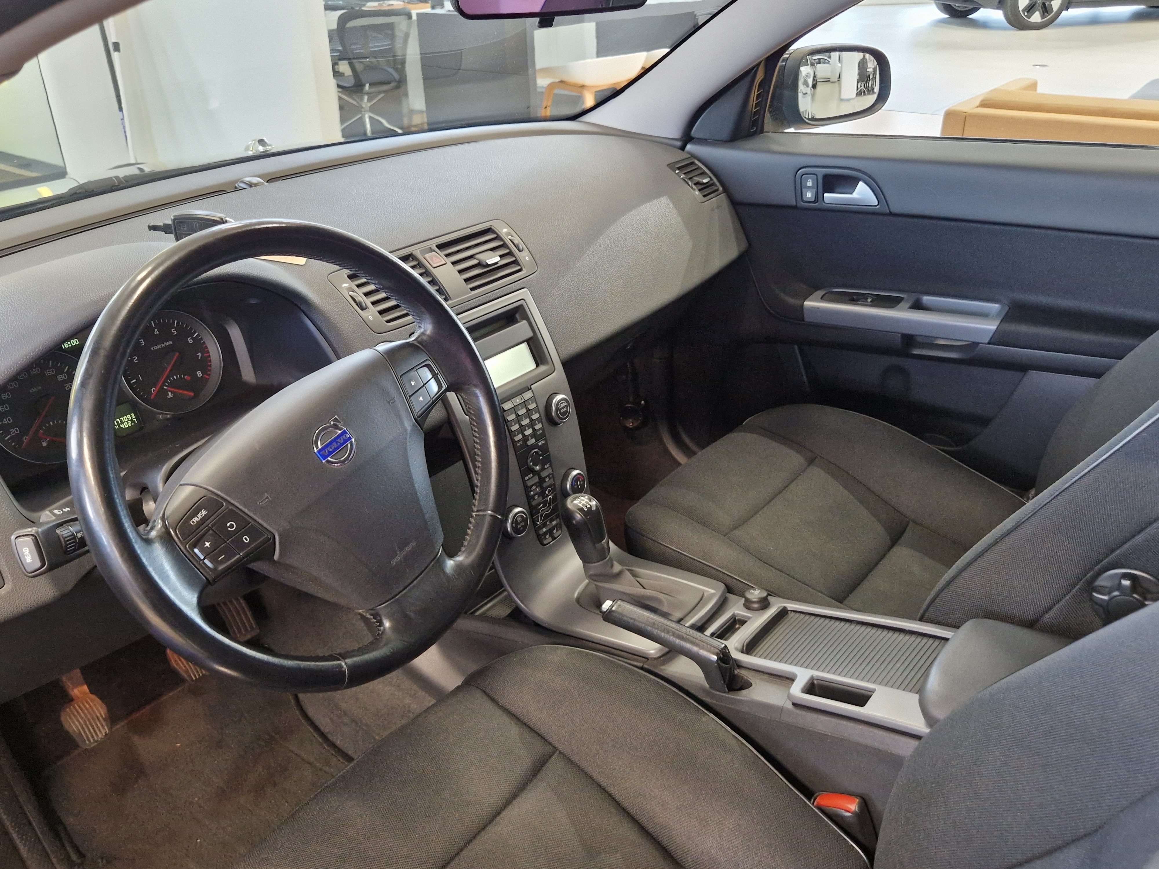 Volvo S40 1,8 (125 hv) Momentum man 2007, kuva 3/9