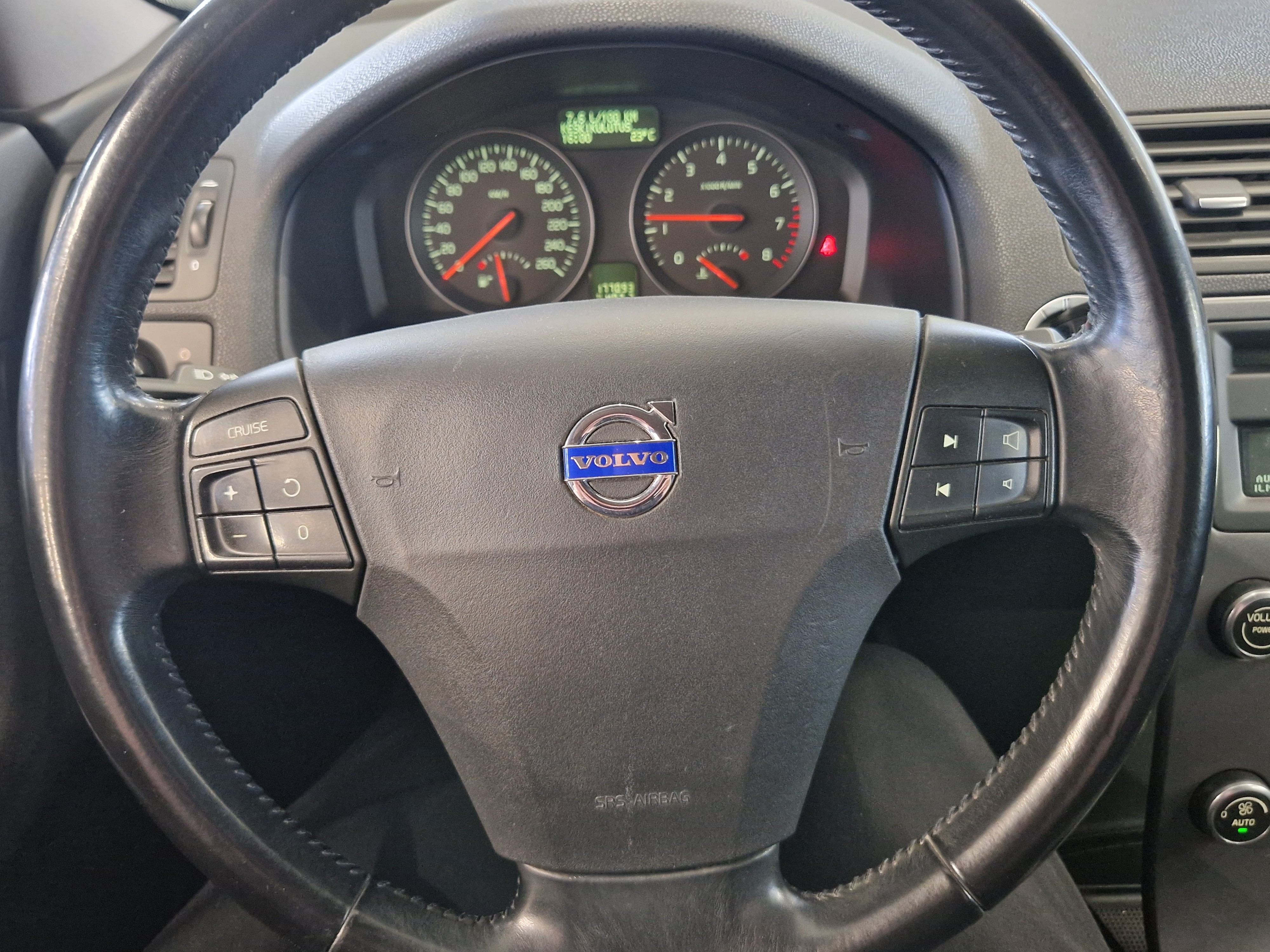 Volvo S40 1,8 (125 hv) Momentum man 2007, kuva 4/9