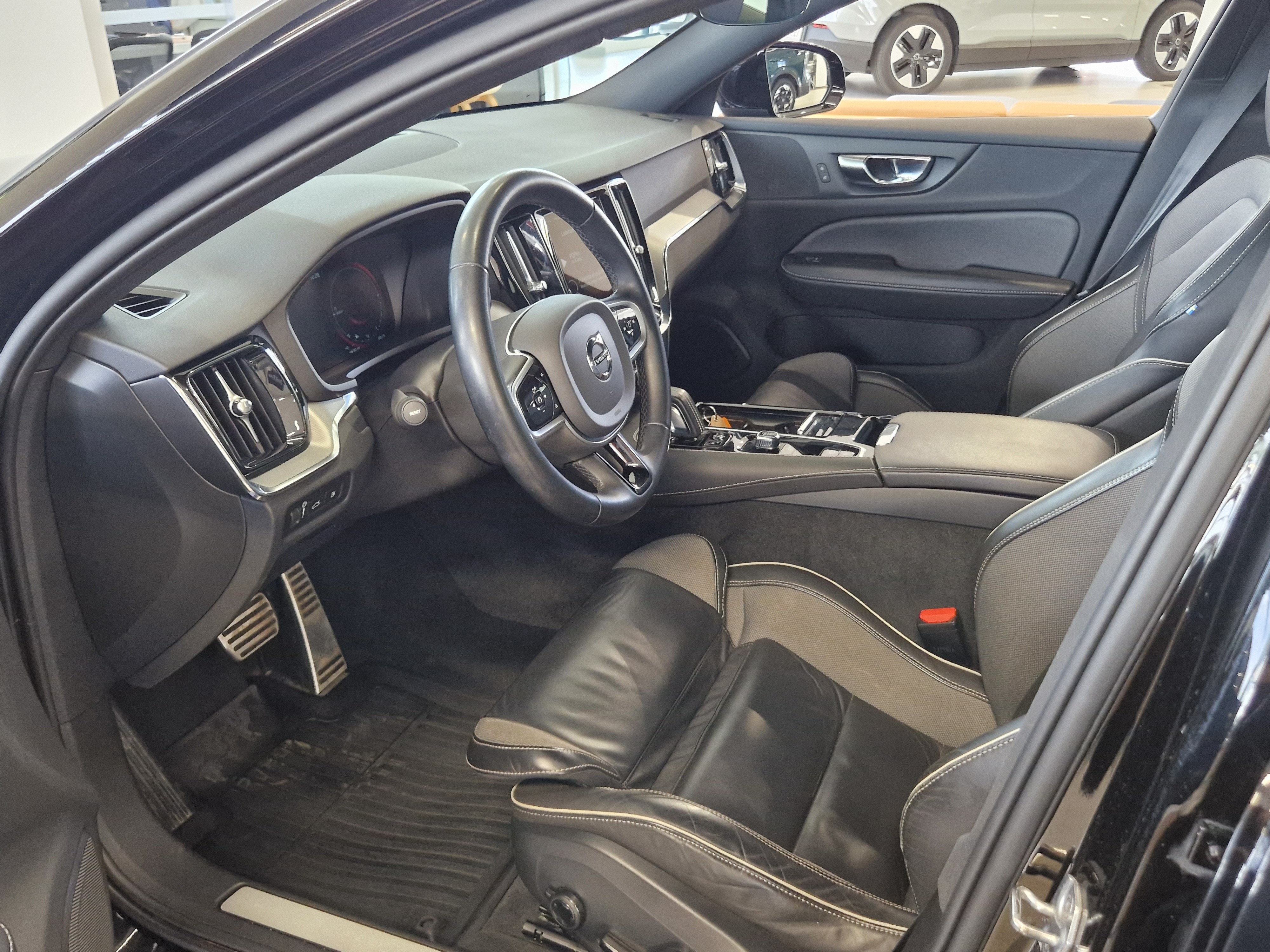 Volvo V60 T6 TWE AWD BUSINESS R-DESIGN EDITION TAKUU 24KK/40