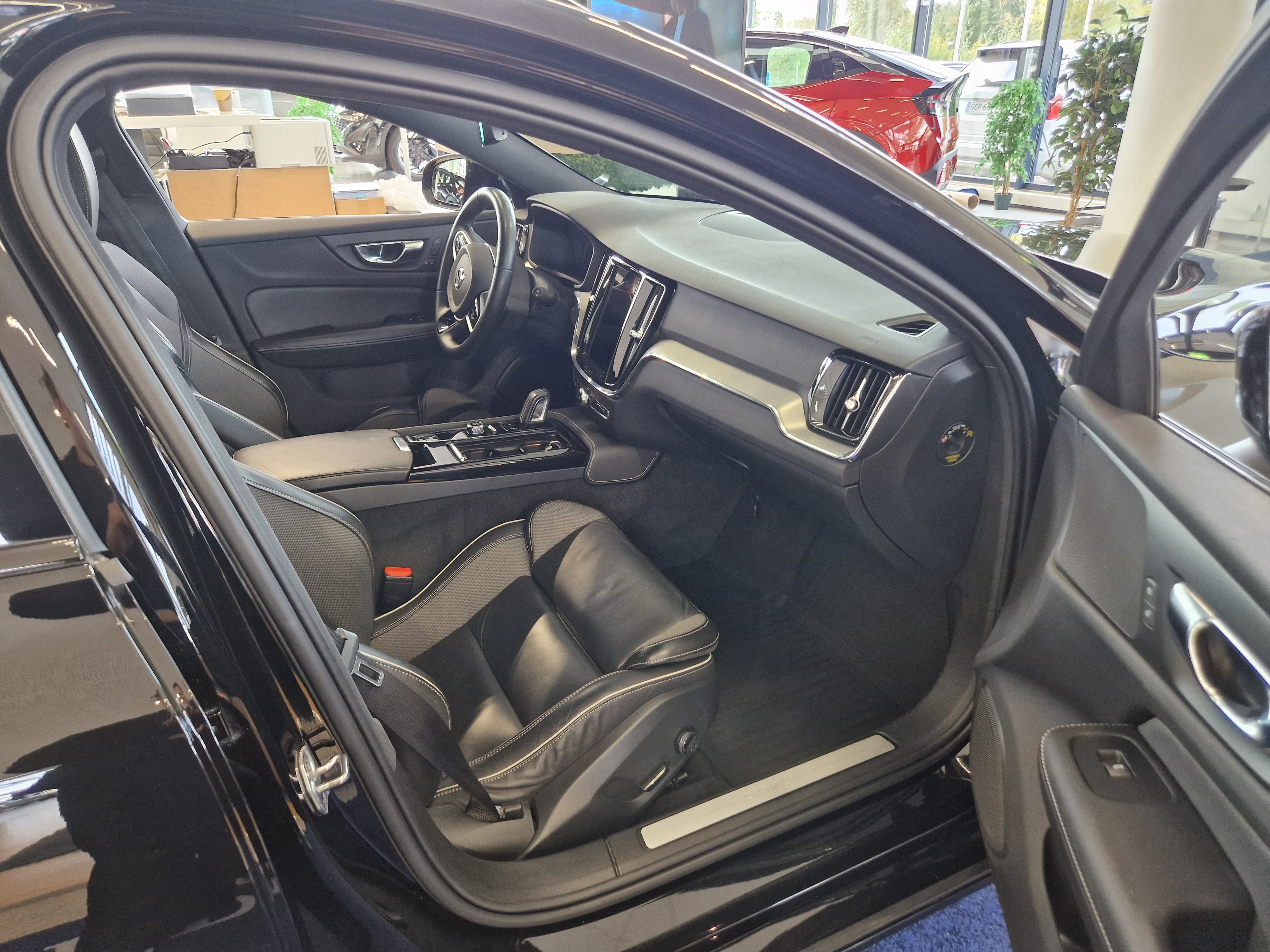Volvo V60 T6 TWE AWD BUSINESS R-DESIGN EDITION TAKUU 24KK/40