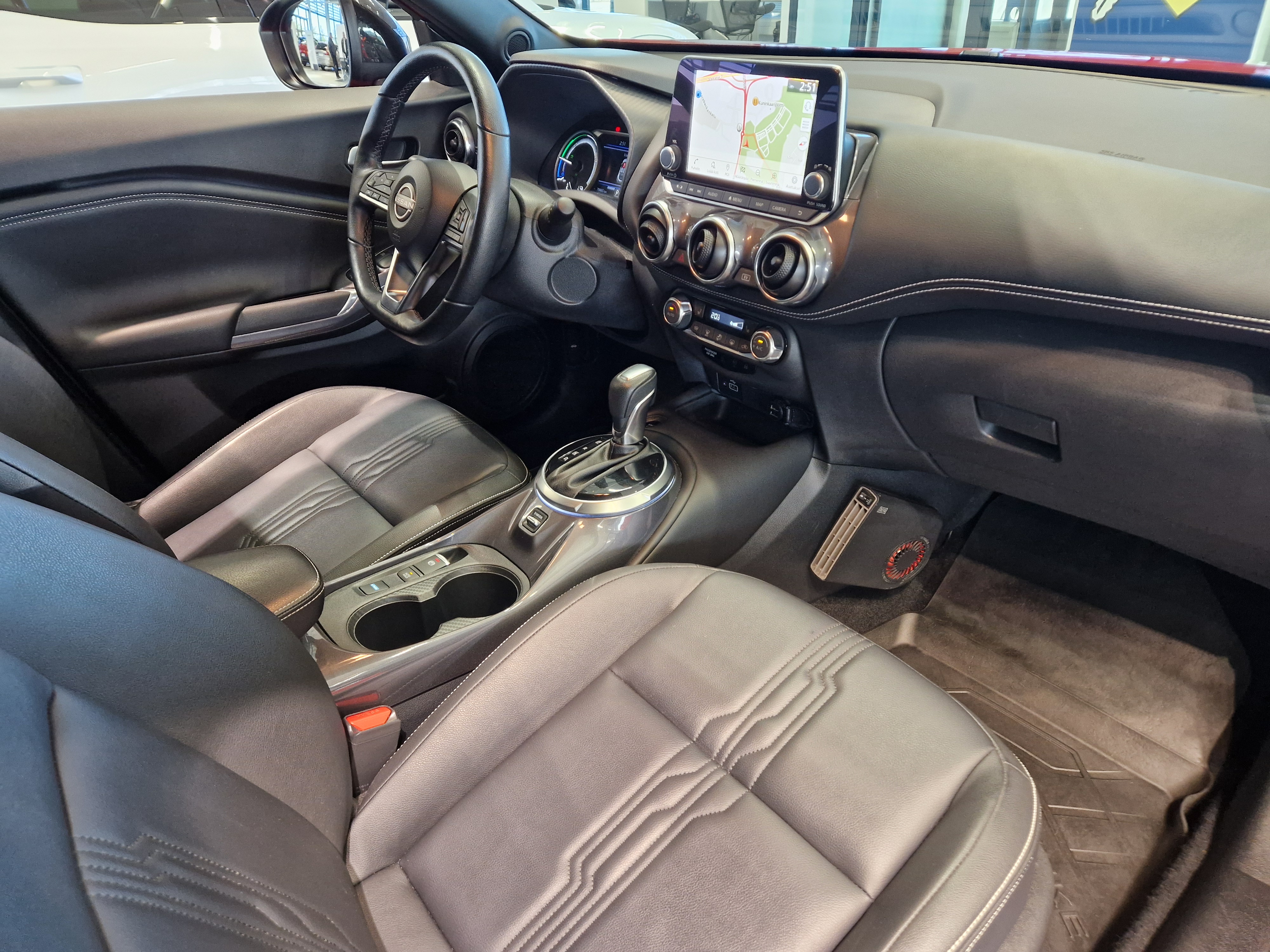 Nissan JUKE DIG-T 143HP 4AMT TEKNA + NAVI HEV HSW