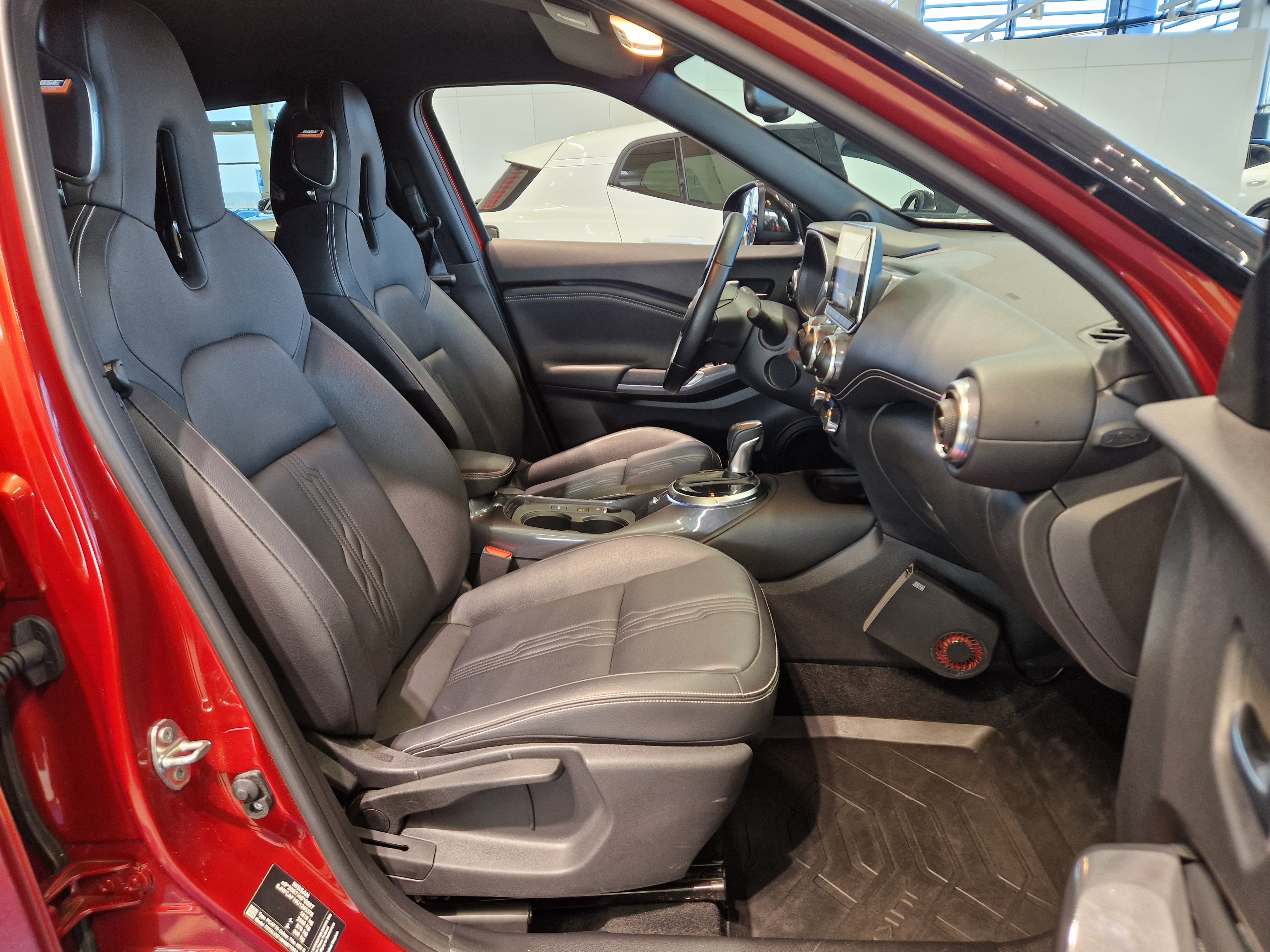 Nissan JUKE DIG-T 143HP 4AMT TEKNA + NAVI HEV HSW