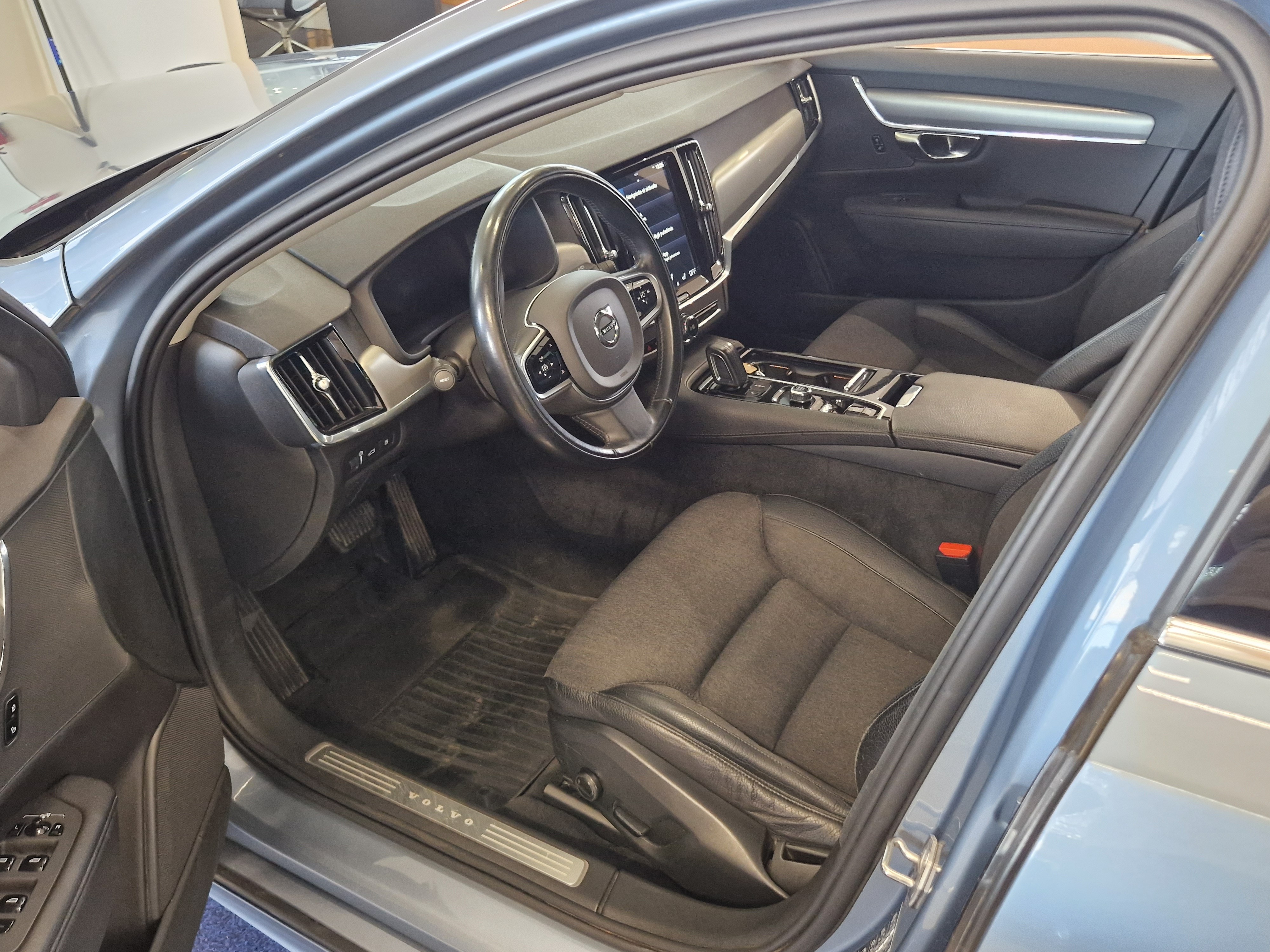 Volvo V90 T8 TWE AWD MOMENTUM AUT