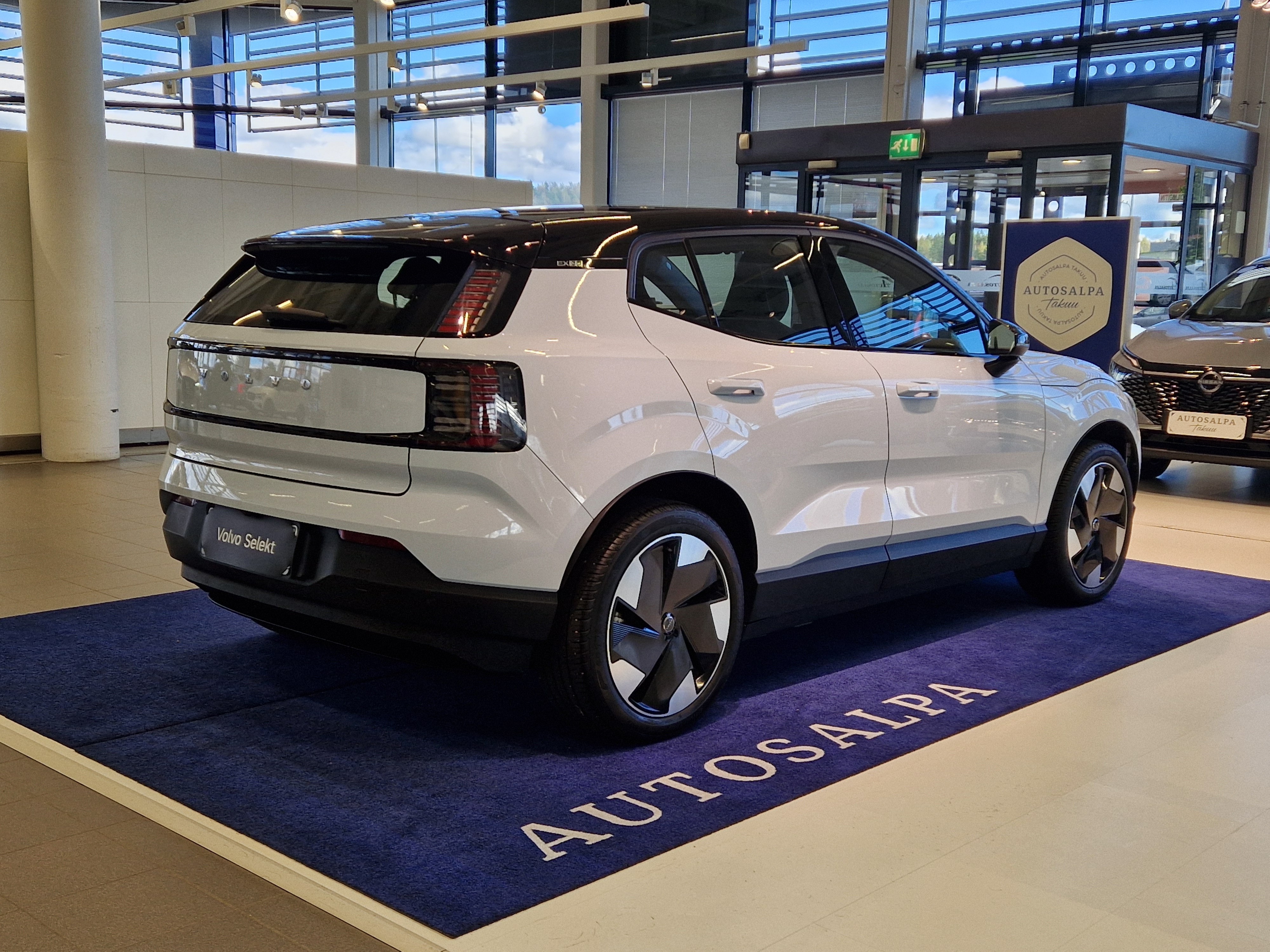 Volvo EX30 Single Extended Range Plus 2024, photo 3/16