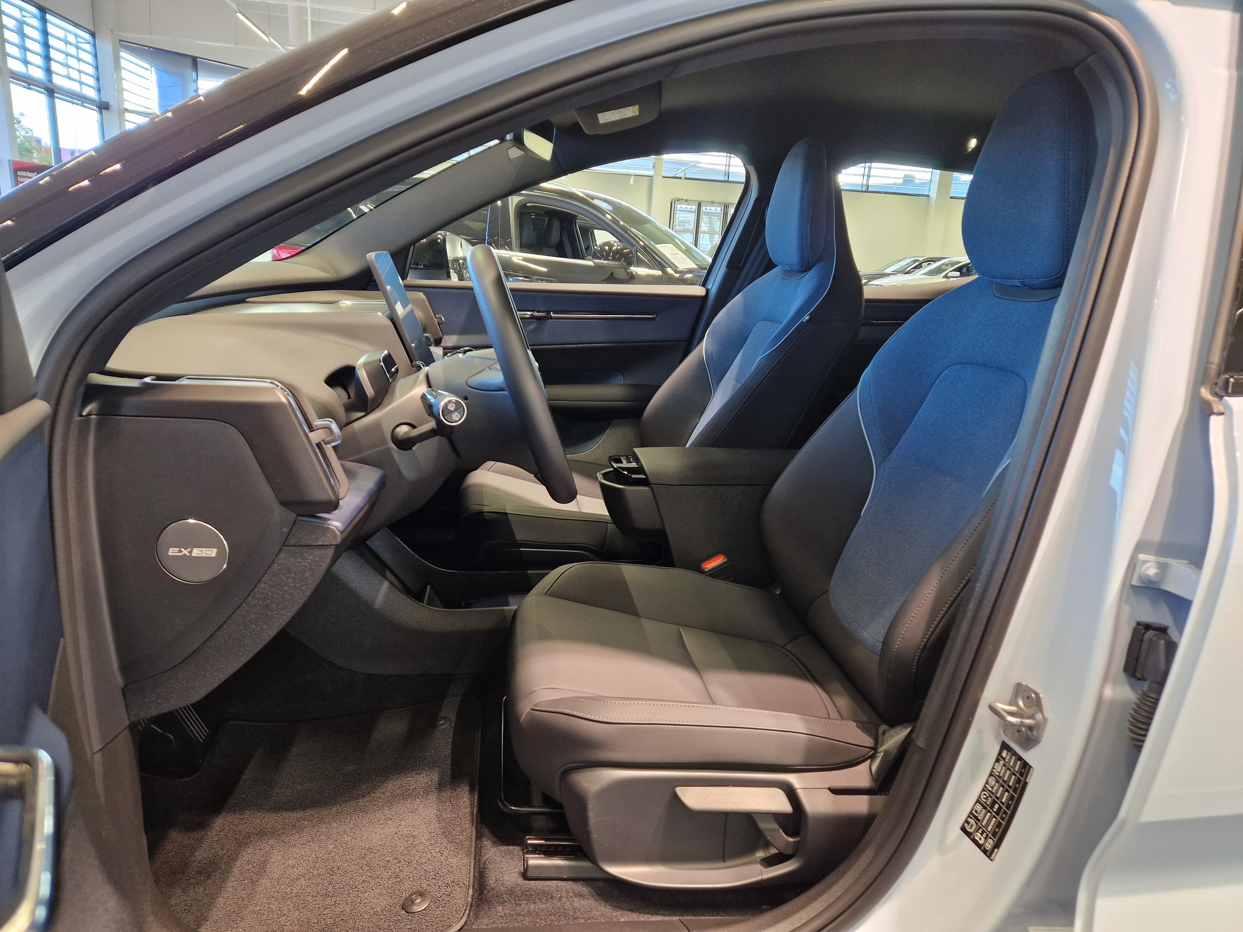 Volvo EX30 Single Extended Range Plus 2024, photo 7/16