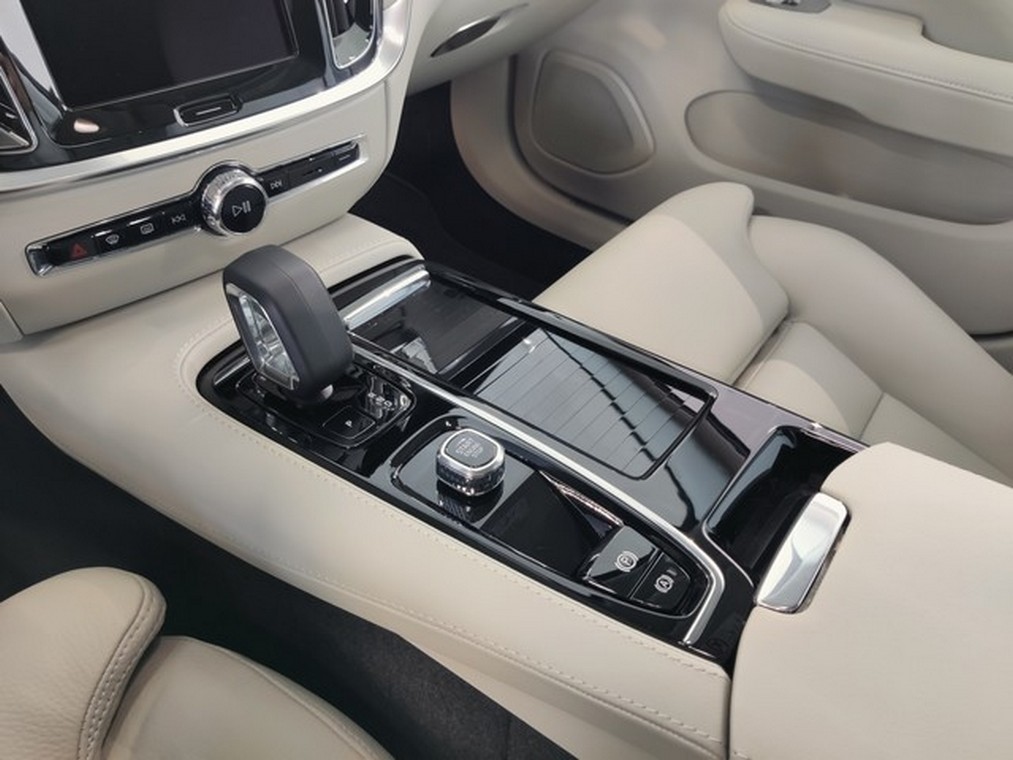 Volvo V60 T6 AWD LONG RANGE PLUS DARK AUT TAKUU 24KK/40TKM