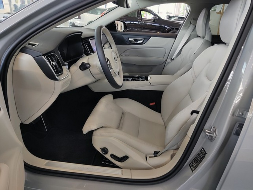 Volvo V60 T6 AWD LONG RANGE PLUS DARK AUT TAKUU 24KK/40TKM
