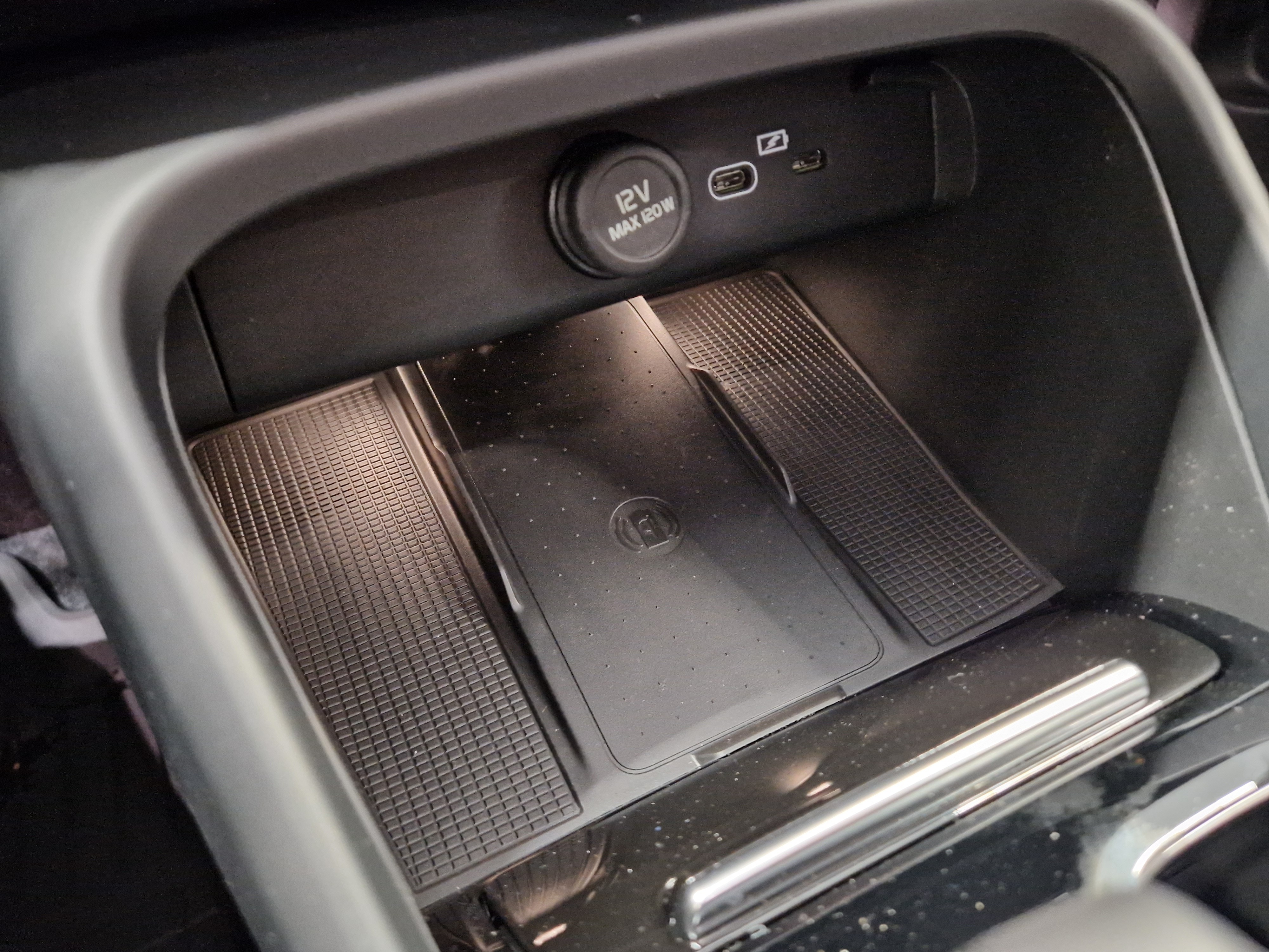 Volvo EC40 SINGLE EXTENDED RANGE ULTRA PRO BLACK EDITION.