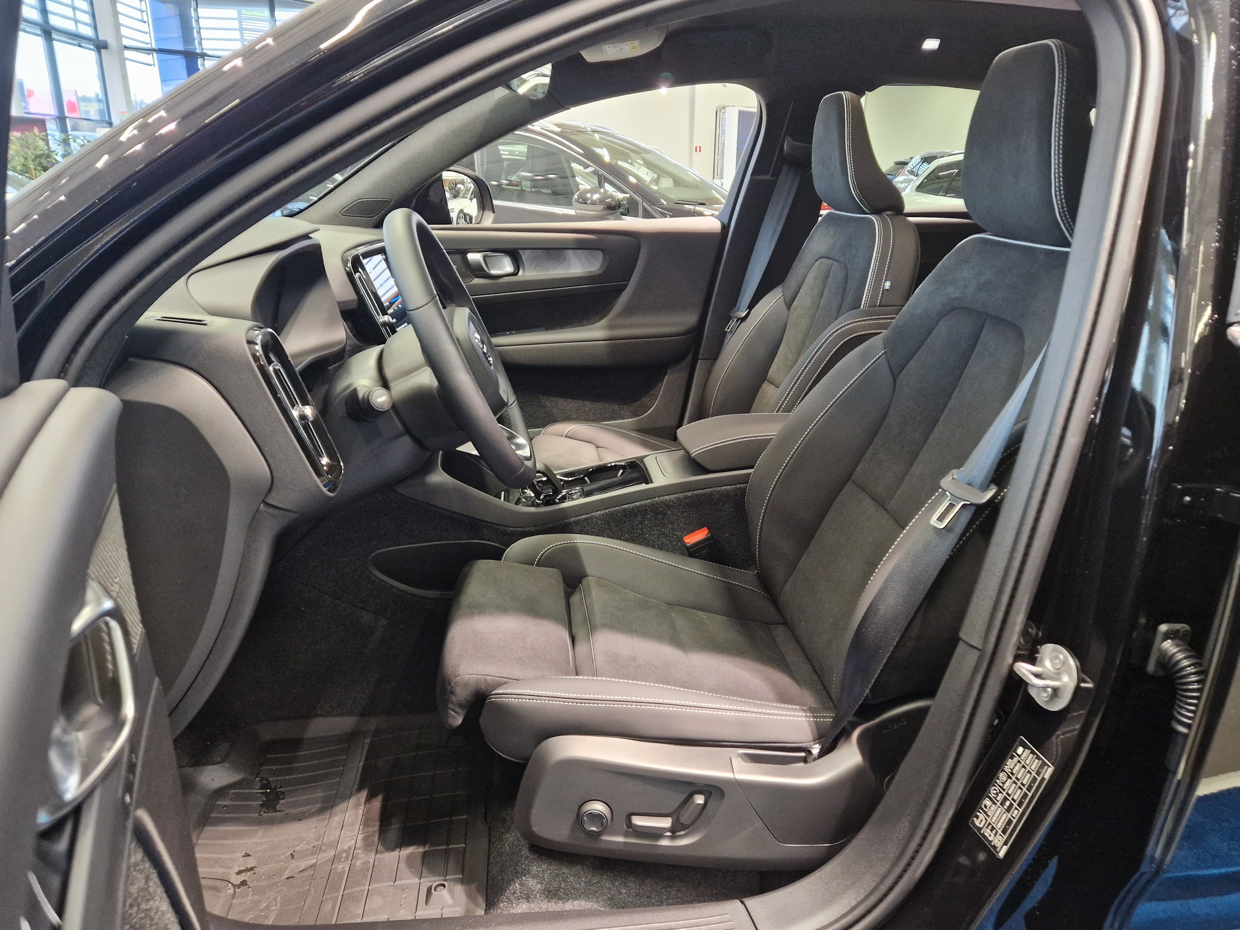 Volvo EC40 SINGLE EXTENDED RANGE ULTRA PRO BLACK EDITION.