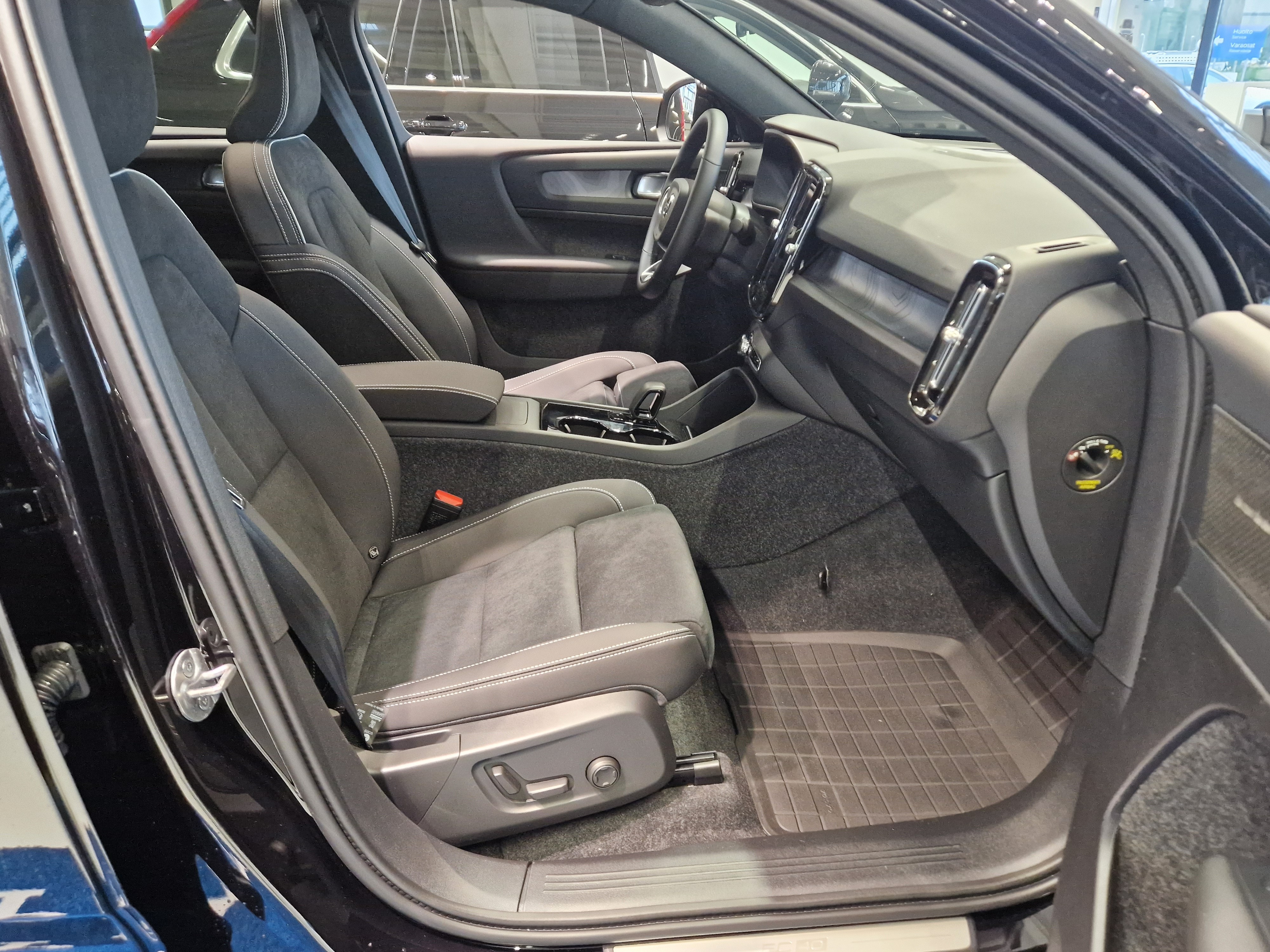 Volvo EC40 SINGLE EXTENDED RANGE ULTRA PRO BLACK EDITION.