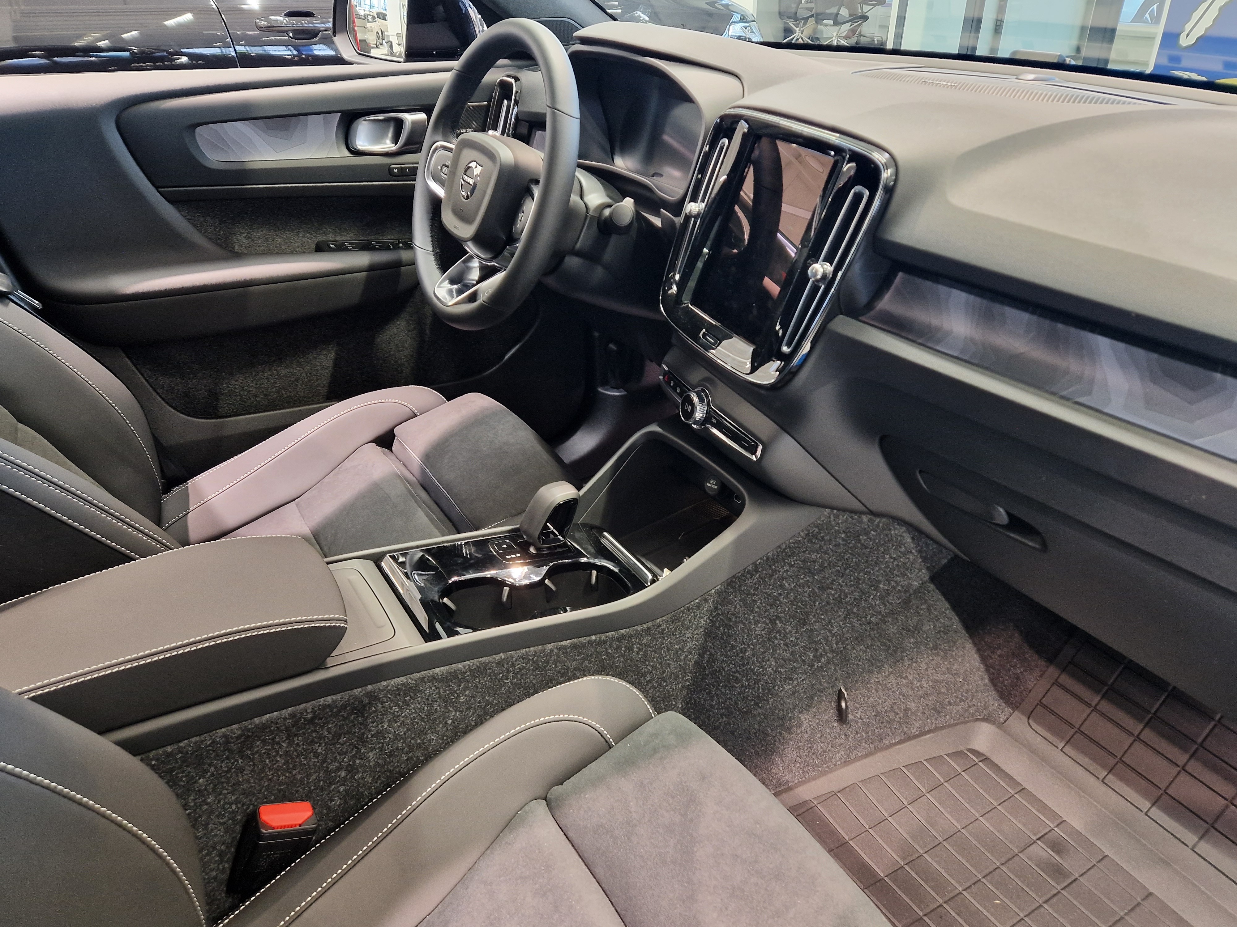 Volvo EC40 SINGLE EXTENDED RANGE ULTRA PRO BLACK EDITION.