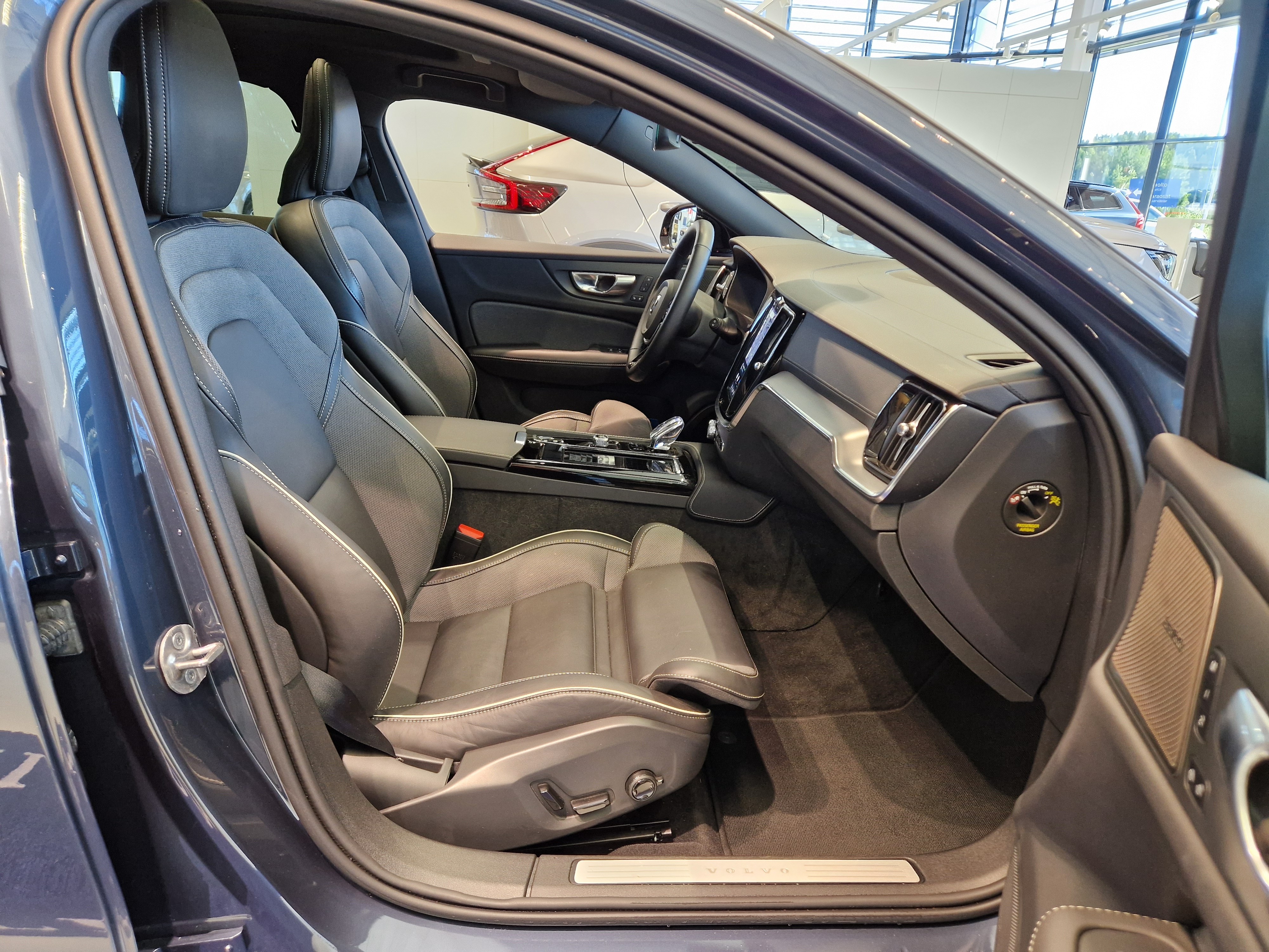 Volvo V60 T6 AWD LONG RANGE ULTRA DARK.