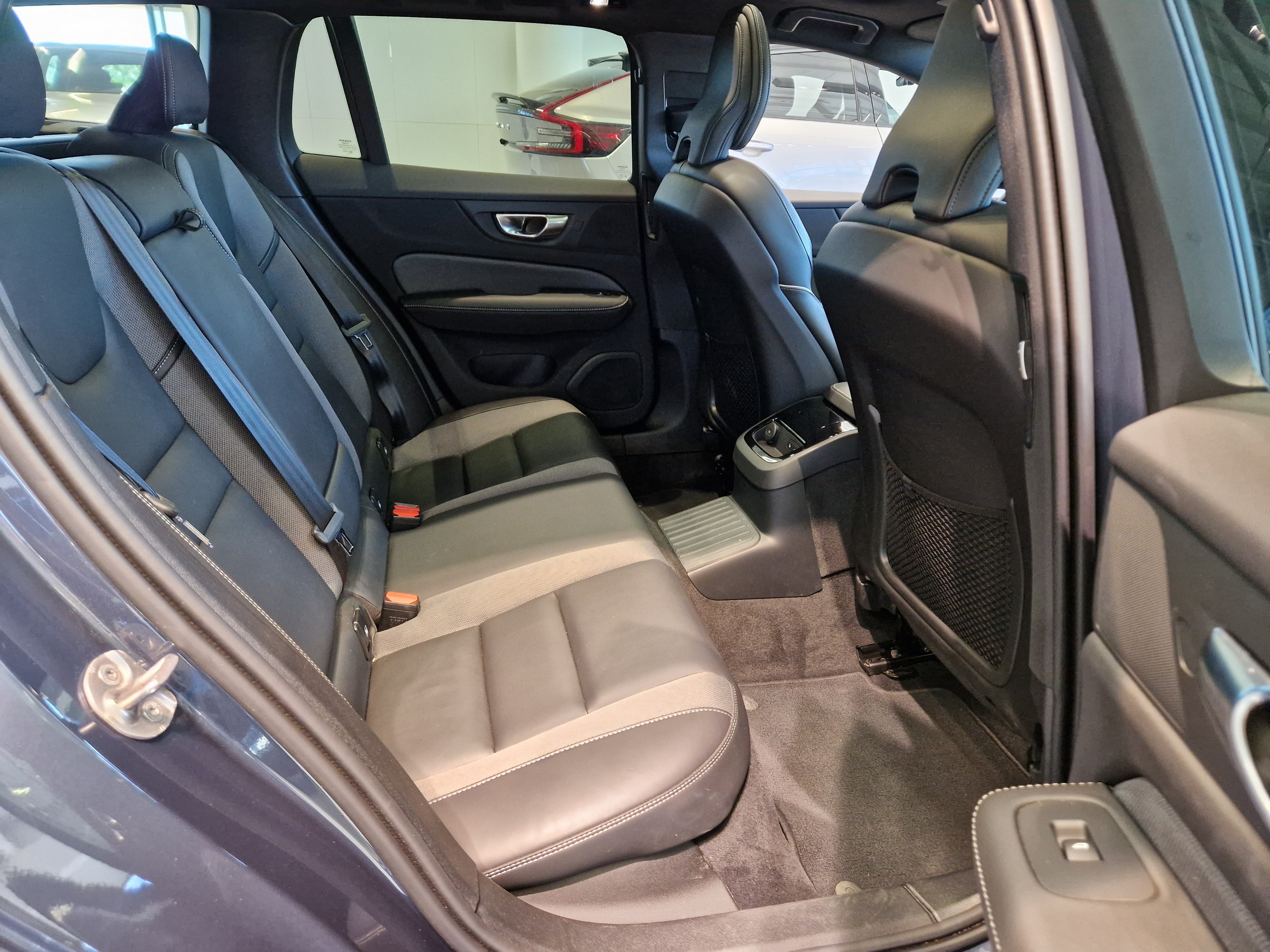 Volvo V60 T6 AWD LONG RANGE ULTRA DARK.
