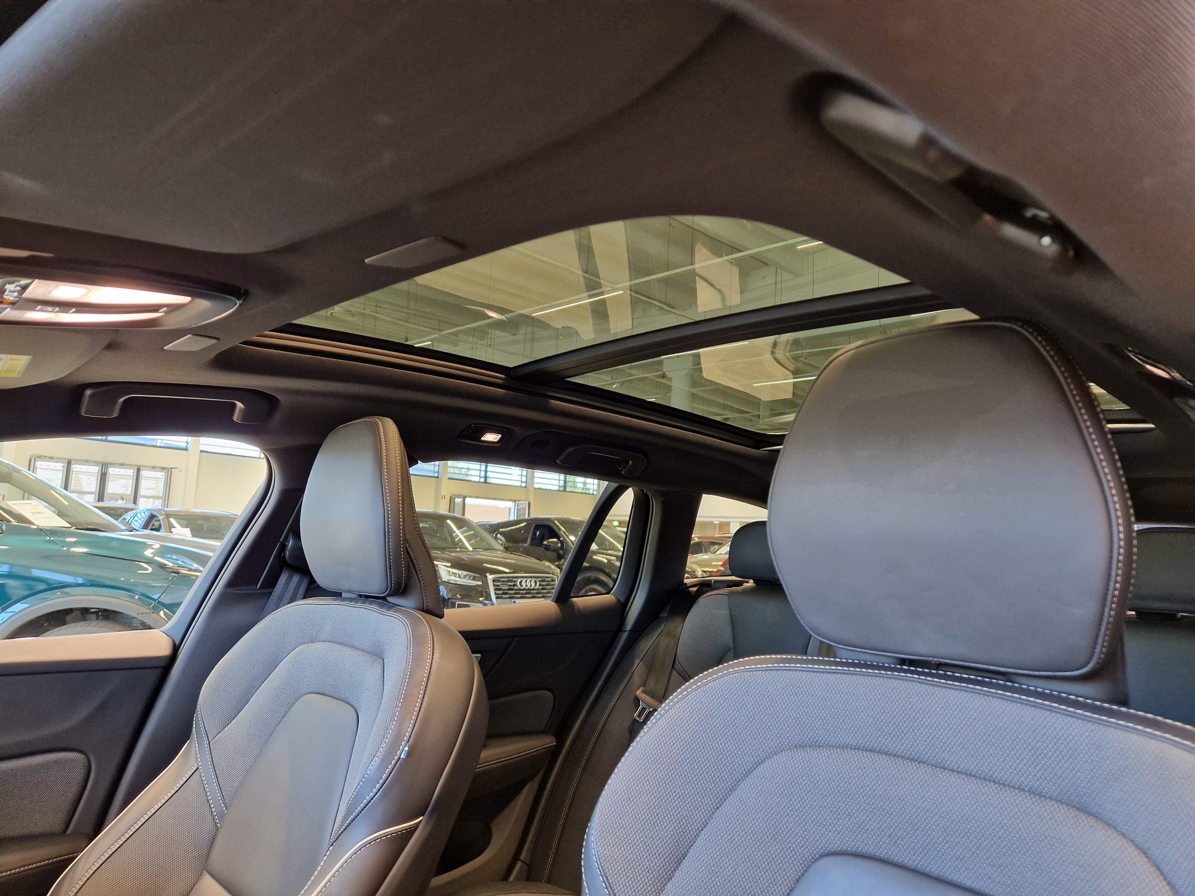 Volvo V60 T6 AWD LONG RANGE ULTRA DARK.