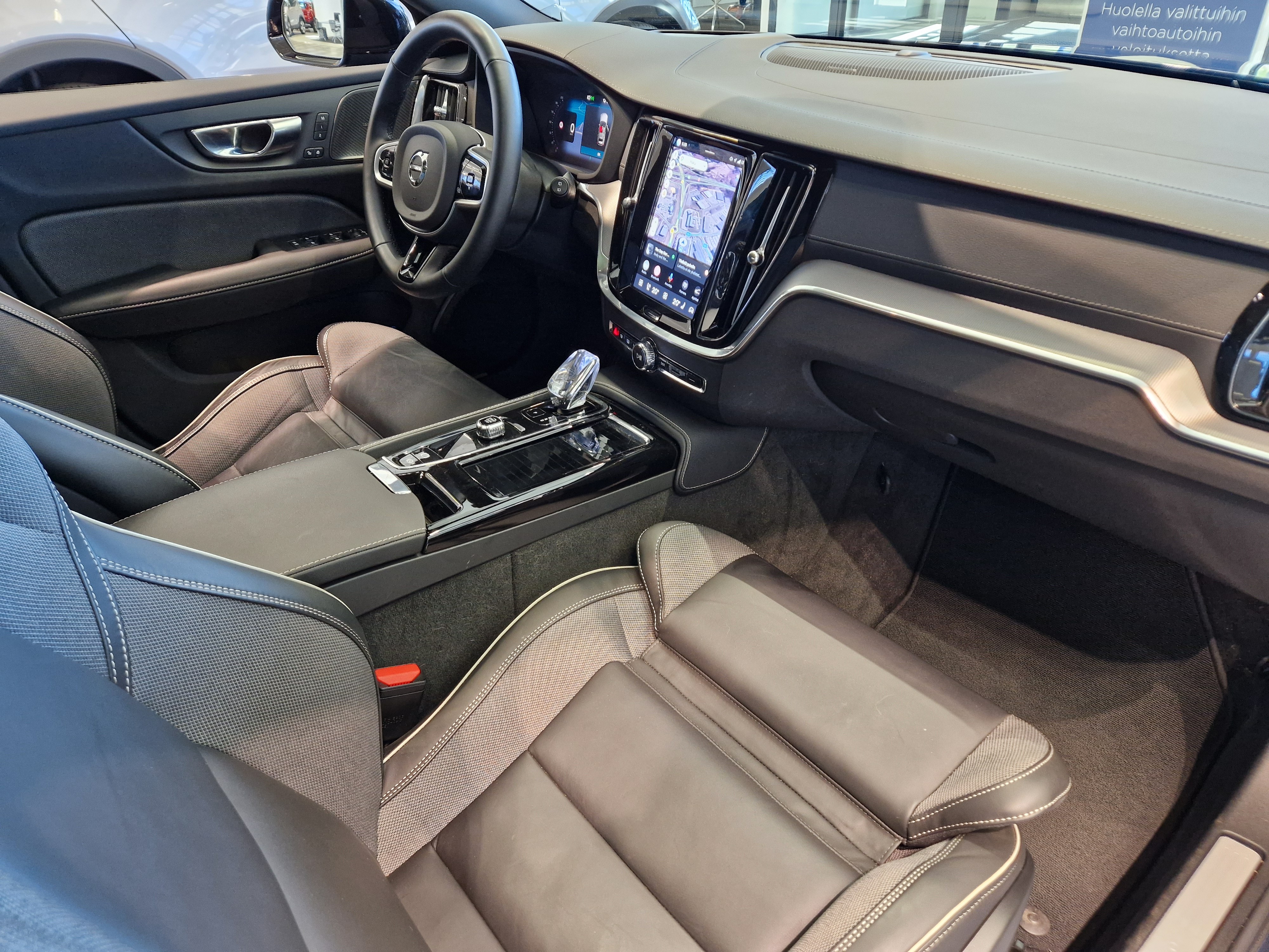 Volvo V60 T6 AWD LONG RANGE ULTRA DARK.
