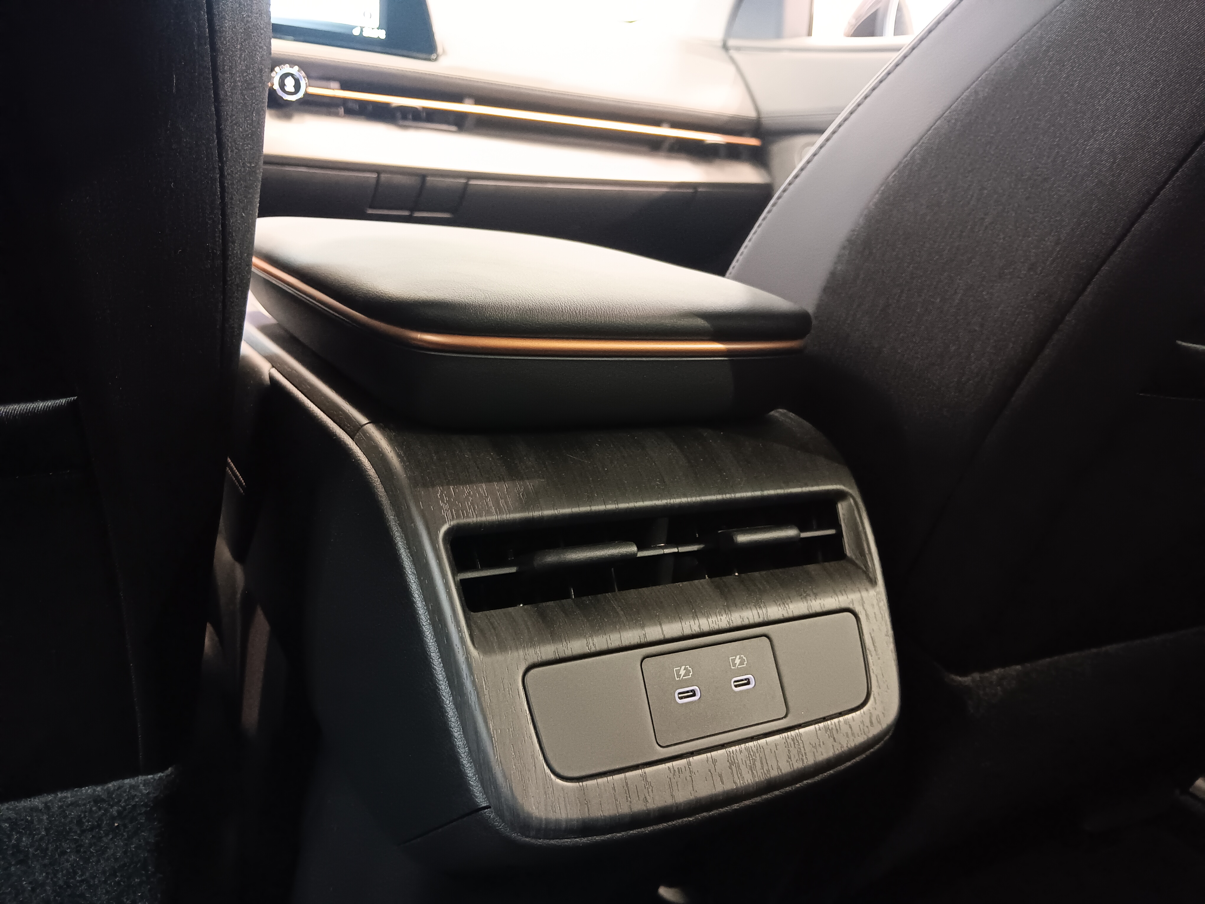 Nissan ARIYA 63KWH ADVANCE 2WD 22KW CHARGER.