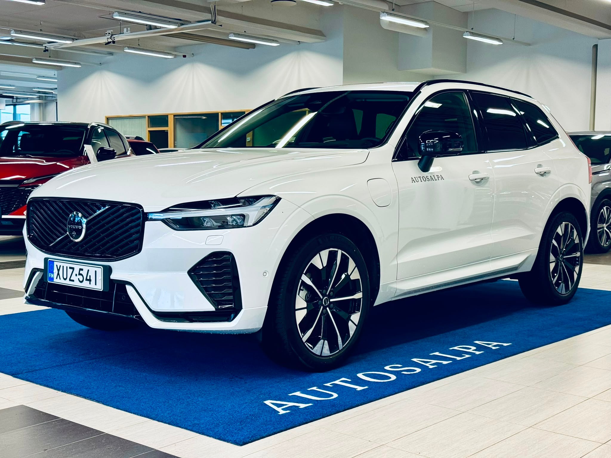 Volvo XC60 T8 AWD LONG RANGE HIGH PERFORMANCE ULTRA DARK.