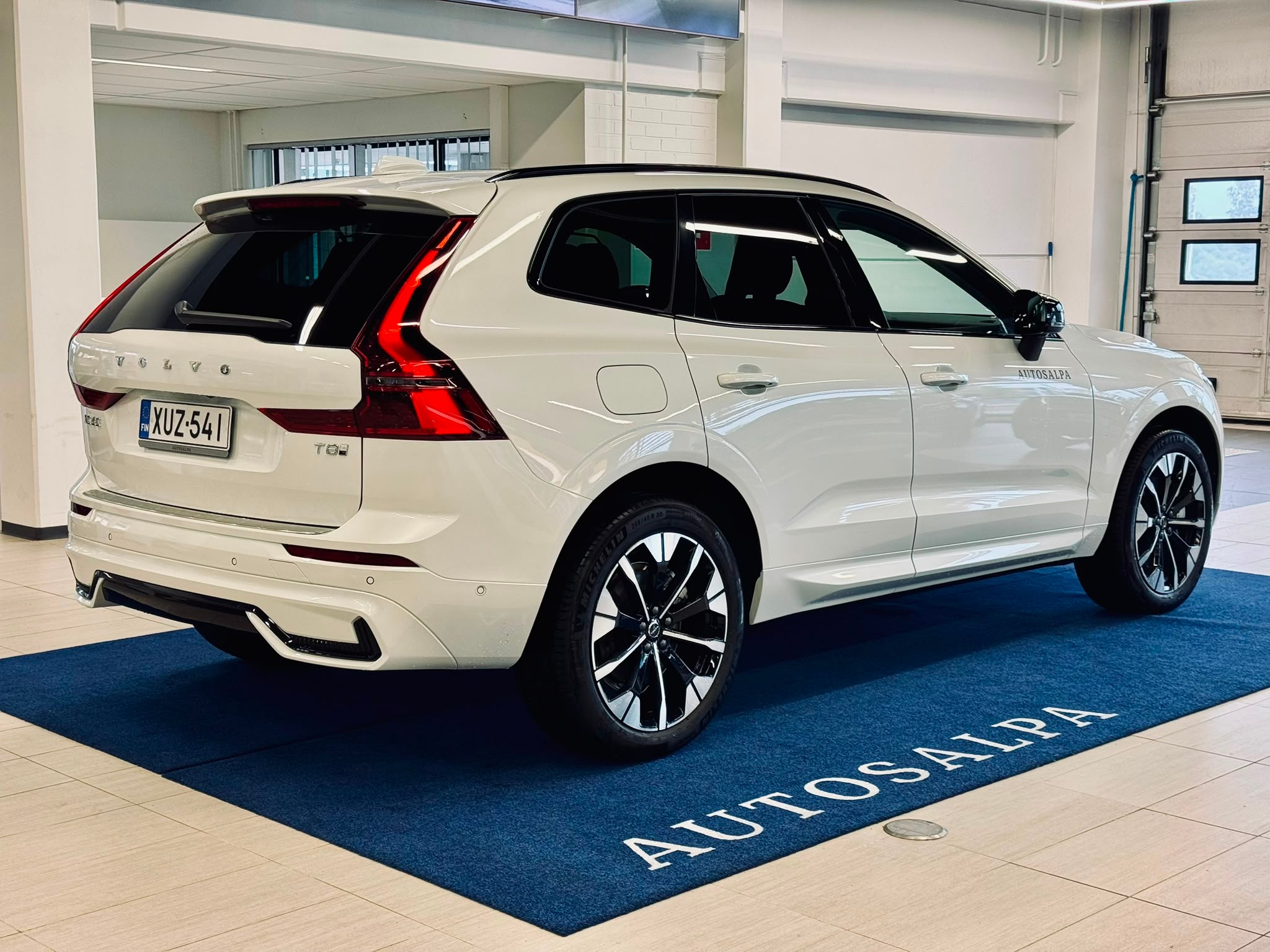 Volvo XC60 T8 AWD LONG RANGE HIGH PERFORMANCE ULTRA DARK.