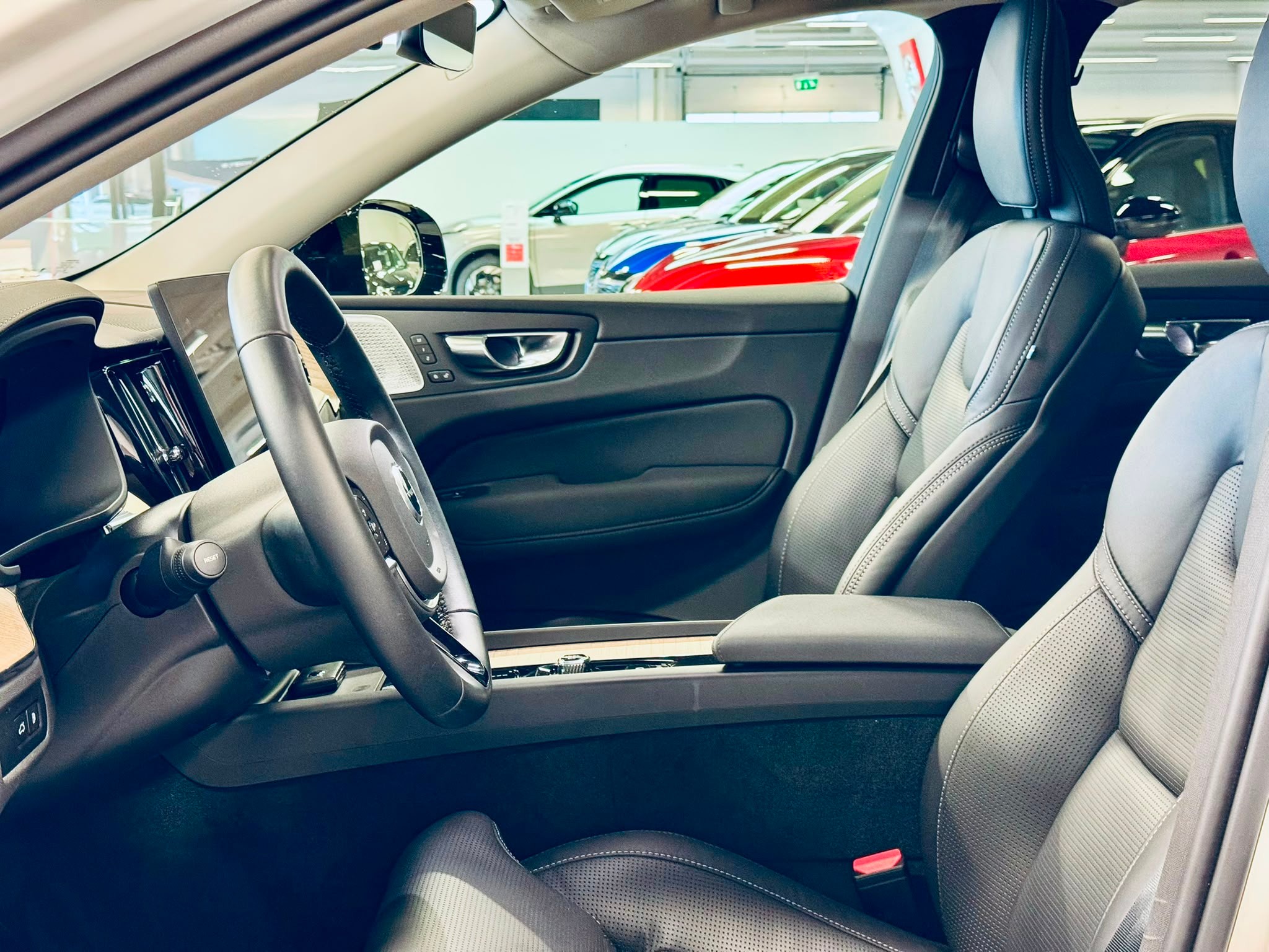 Volvo XC60 T8 AWD LONG RANGE HIGH PERFORMANCE ULTRA DARK.