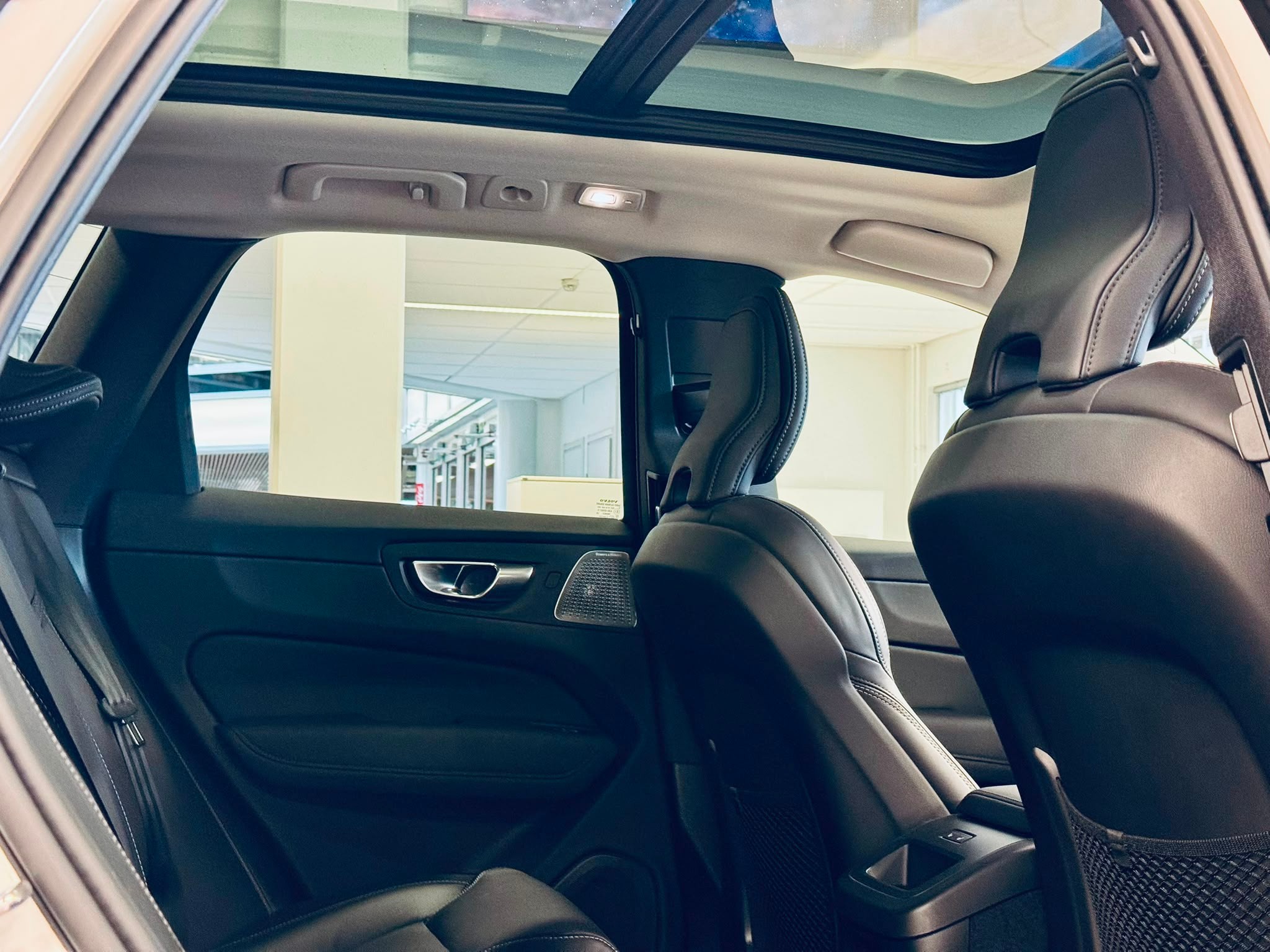 Volvo XC60 T8 AWD LONG RANGE HIGH PERFORMANCE ULTRA DARK.
