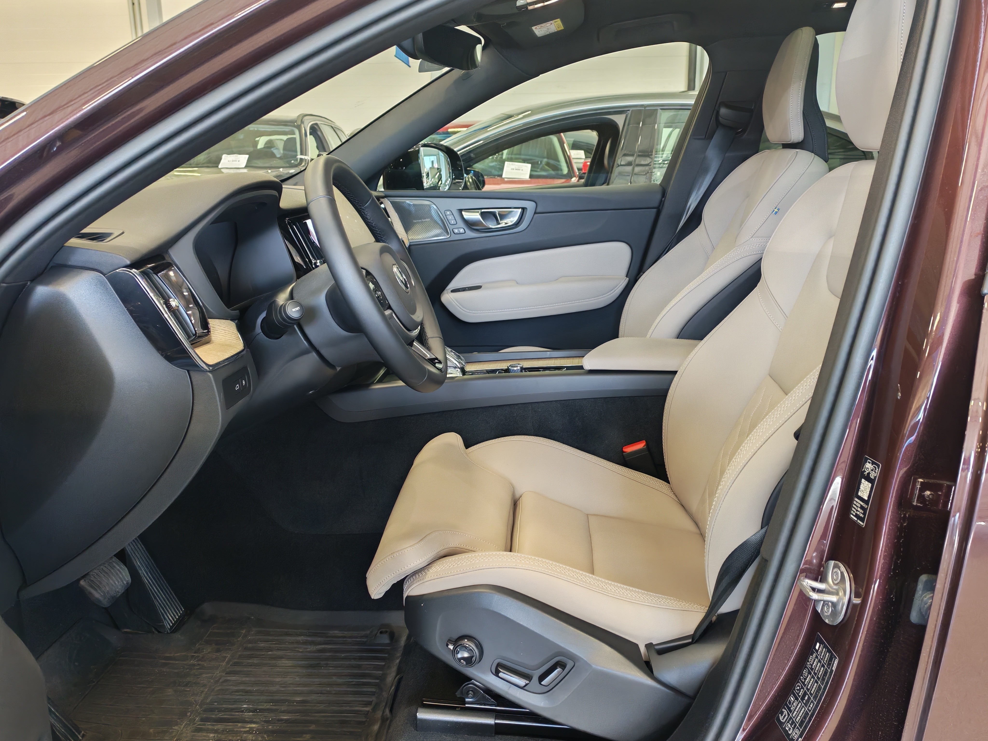 Volvo XC60 T6 AWD LONG RANGE PLUS DARK TAKUU 24KK/40TKM