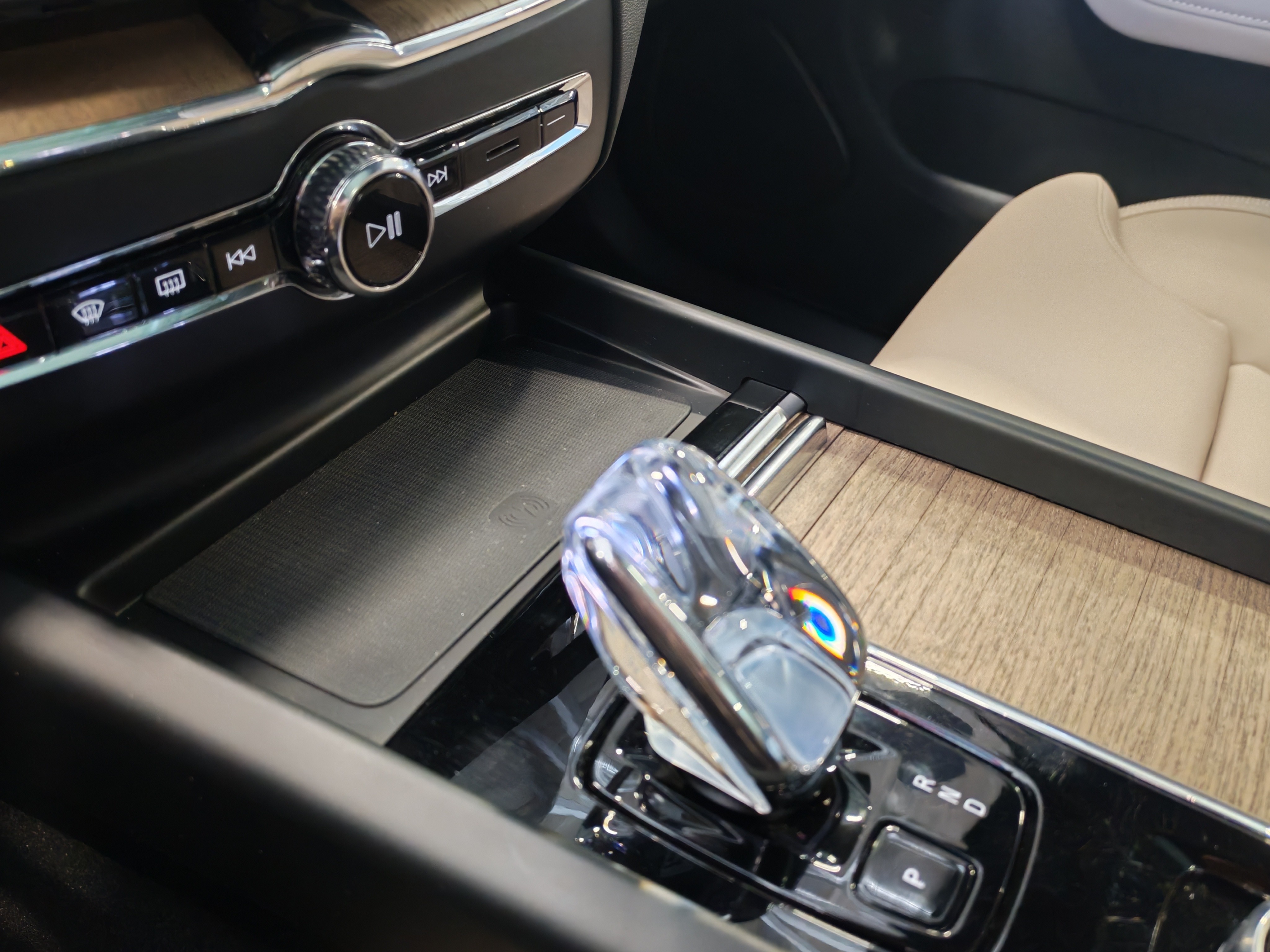 Volvo XC60 T6 AWD LONG RANGE PLUS DARK TAKUU 24KK/40TKM