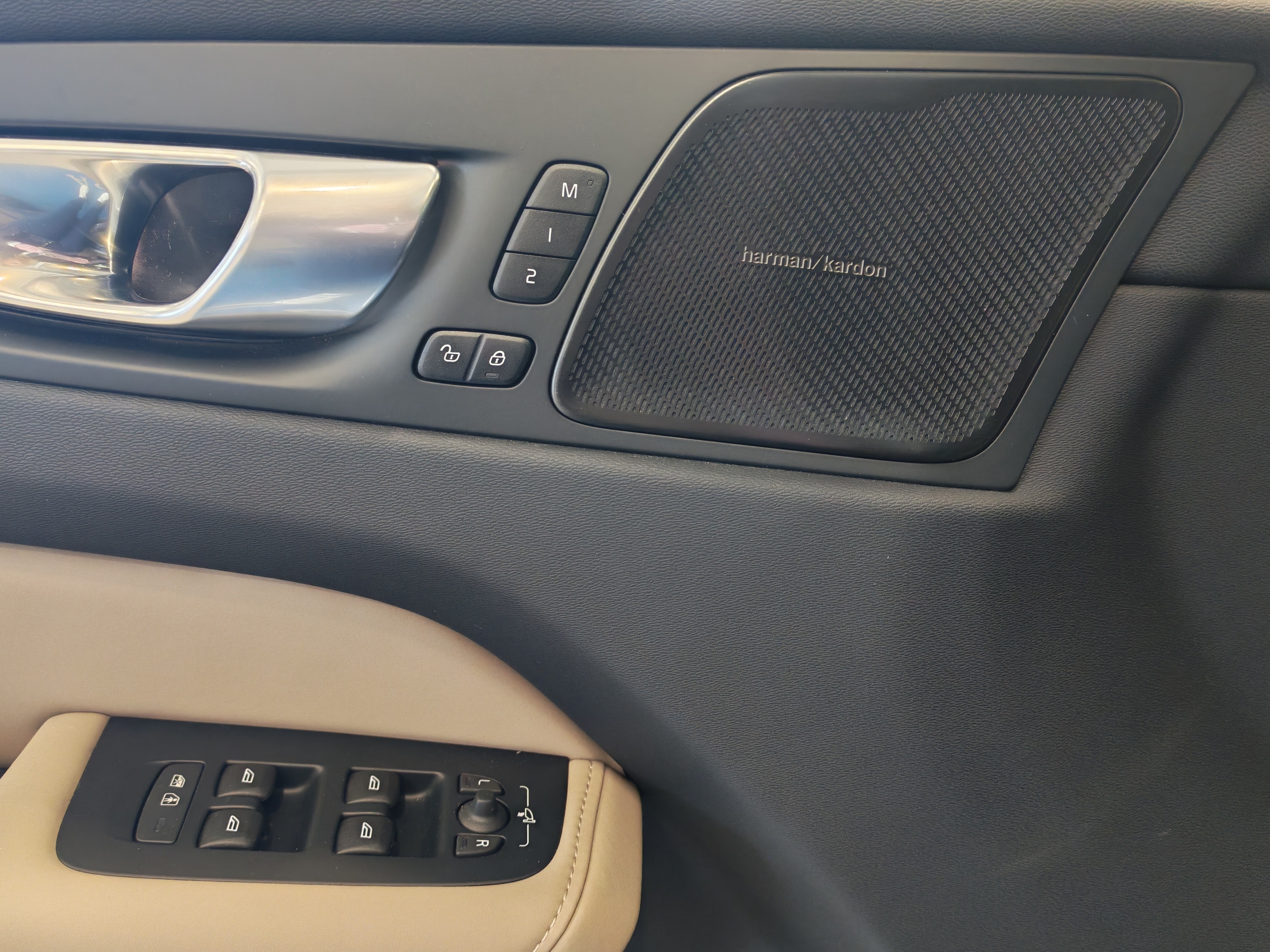 Volvo XC60 T6 AWD LONG RANGE PLUS DARK TAKUU 24KK/40TKM