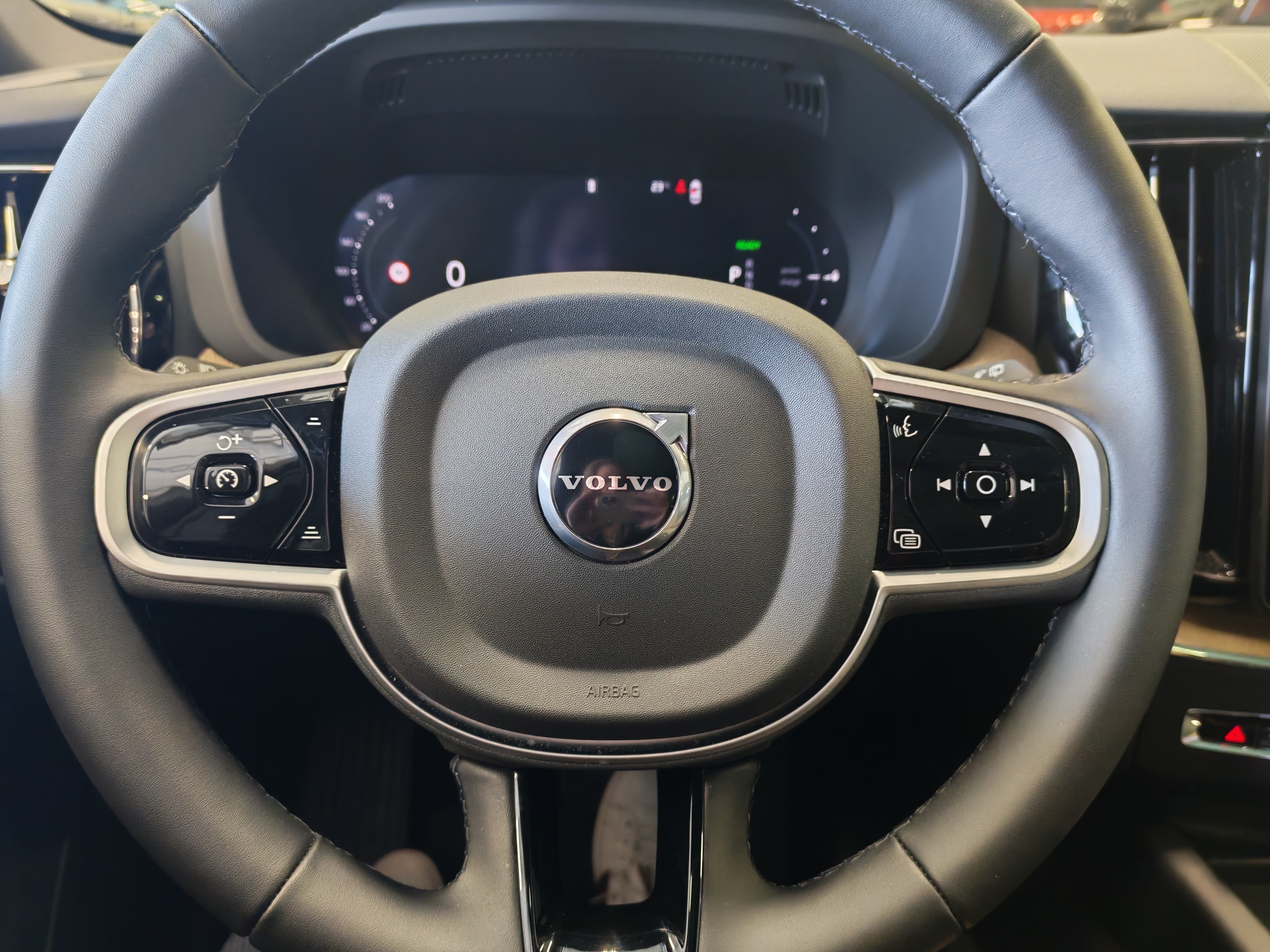 Volvo XC60 T6 AWD LONG RANGE PLUS DARK TAKUU 24KK/40TKM