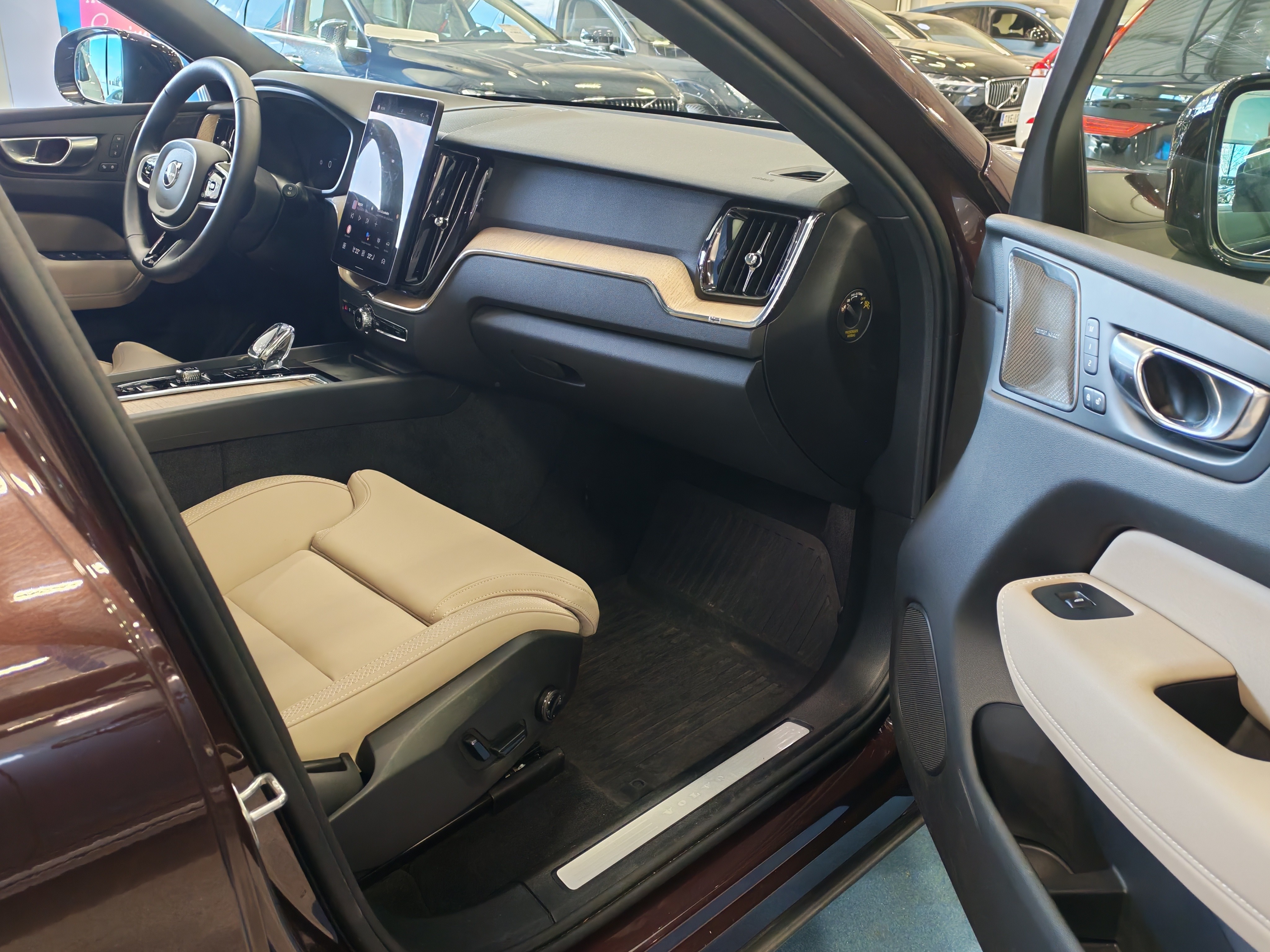 Volvo XC60 T6 AWD LONG RANGE PLUS DARK TAKUU 24KK/40TKM