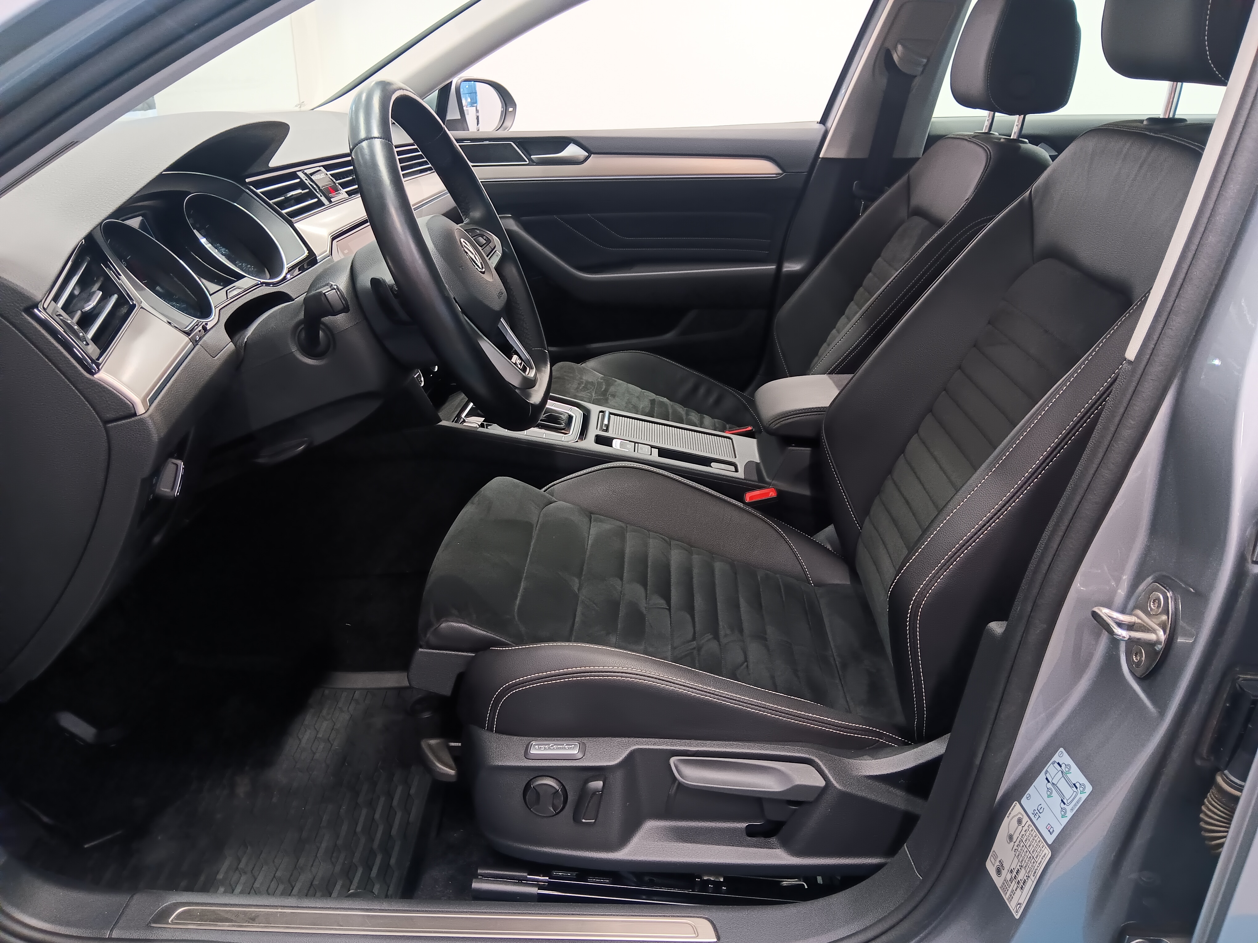 Volkswagen PASSAT SEDAN R-LINE 1,5 TSI EVO 110 KW DSG-AUTOMAATTI