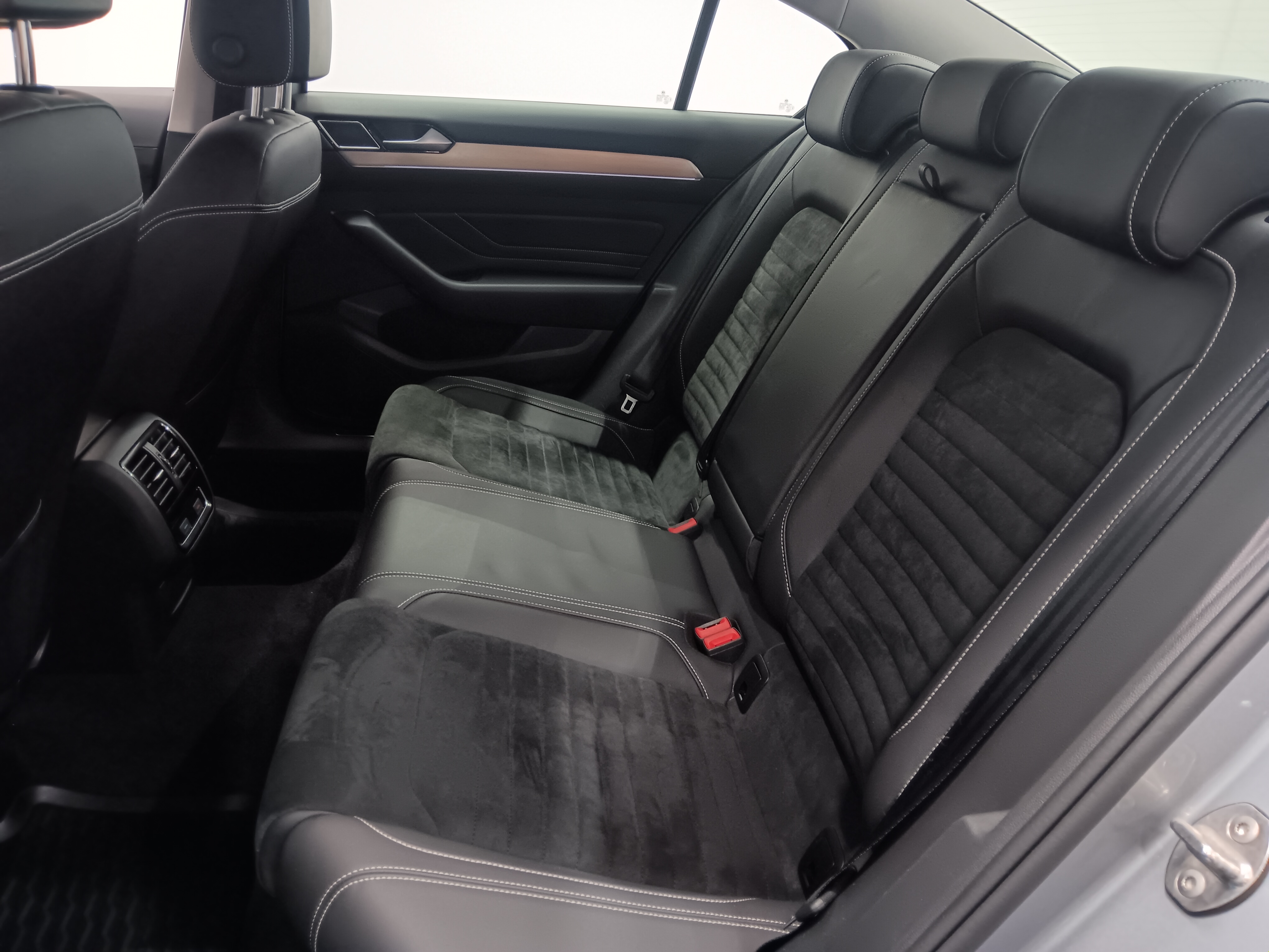 Volkswagen PASSAT SEDAN R-LINE 1,5 TSI EVO 110 KW DSG-AUTOMAATTI