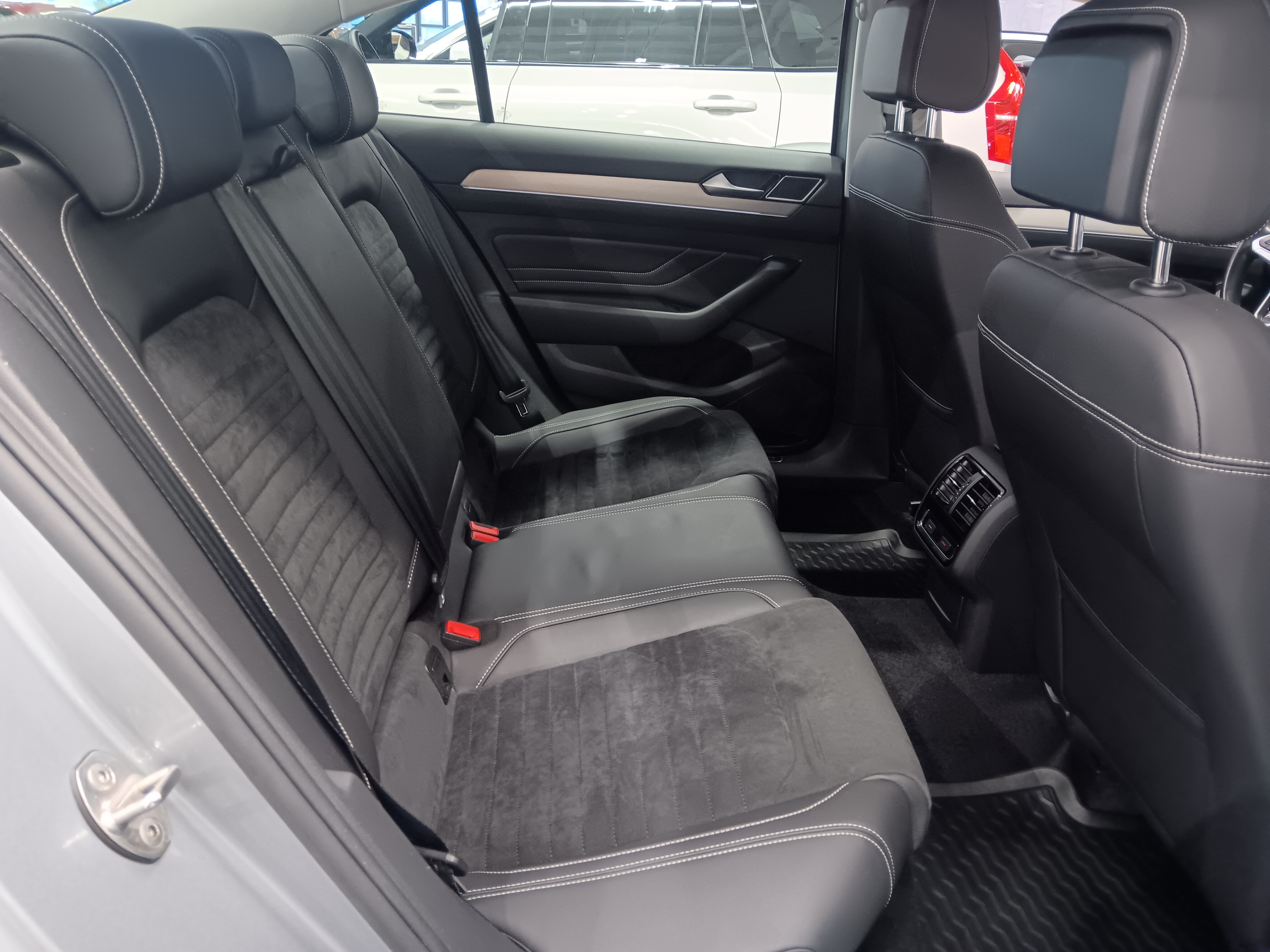 Volkswagen PASSAT SEDAN R-LINE 1,5 TSI EVO 110 KW DSG-AUTOMAATTI