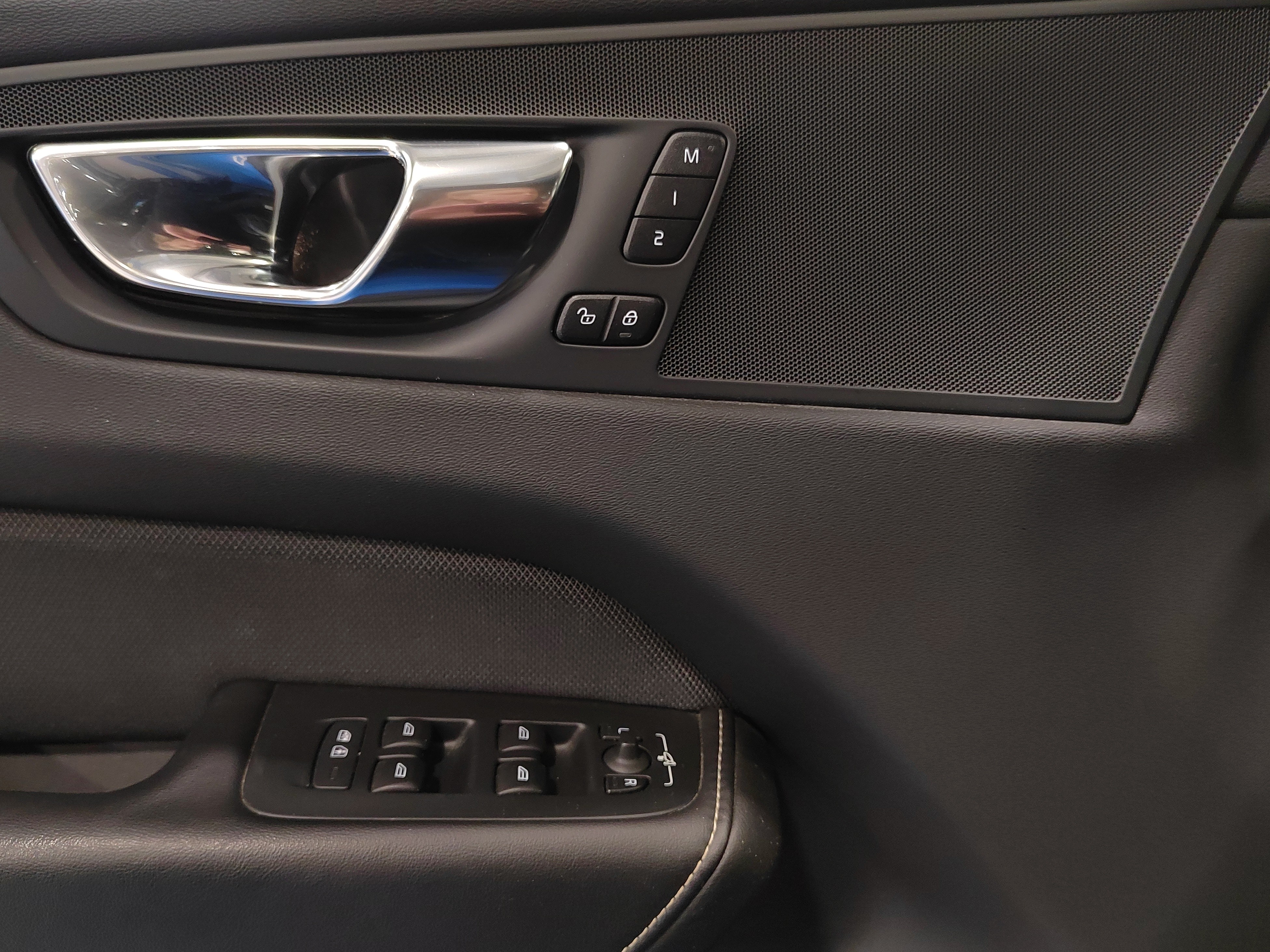 Volvo XC60 T6 TWE AWD R-DESIGN TAKUU 12KK/20TKM