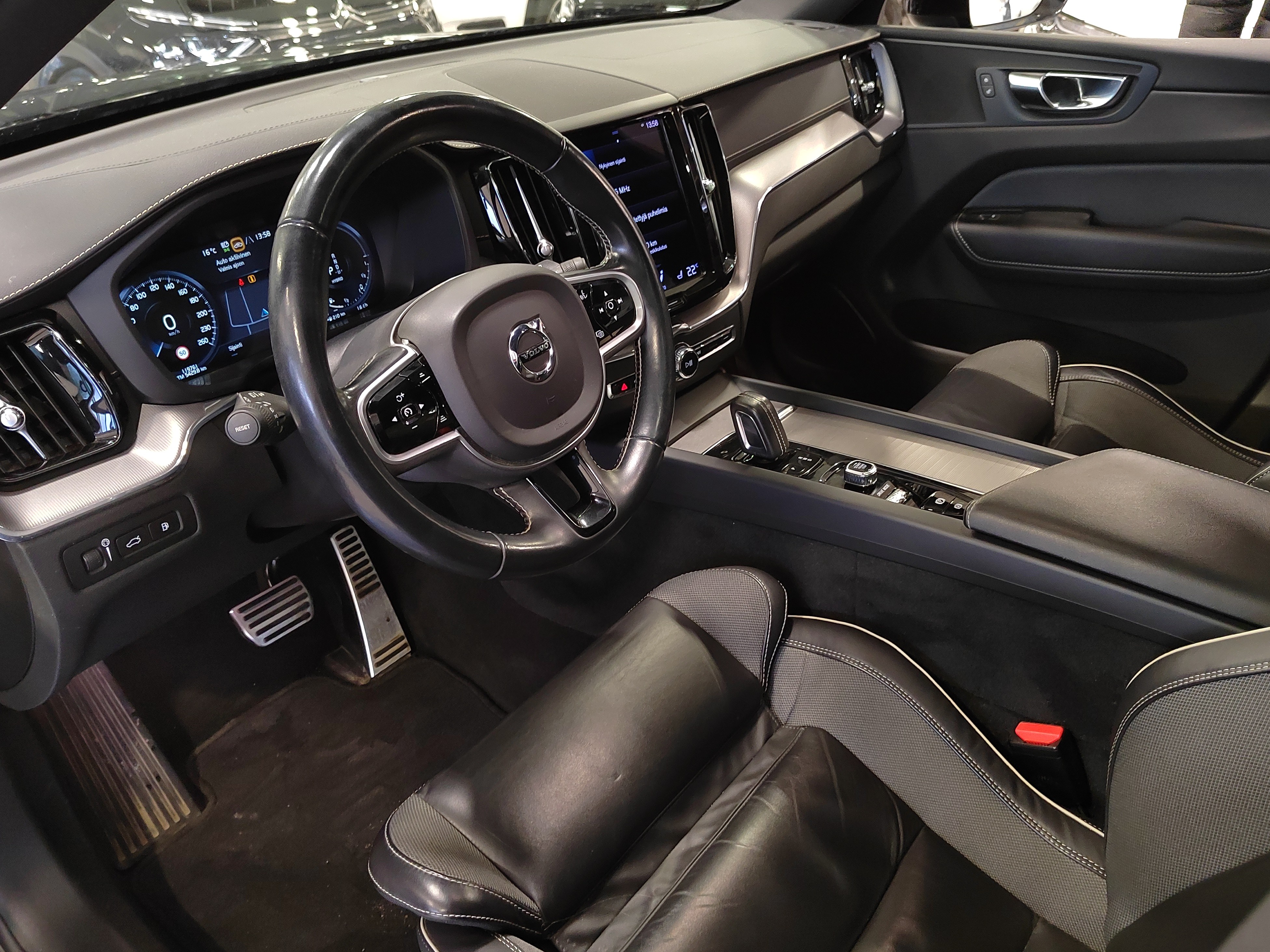 Volvo XC60 T6 TWE AWD R-DESIGN TAKUU 12KK/20TKM