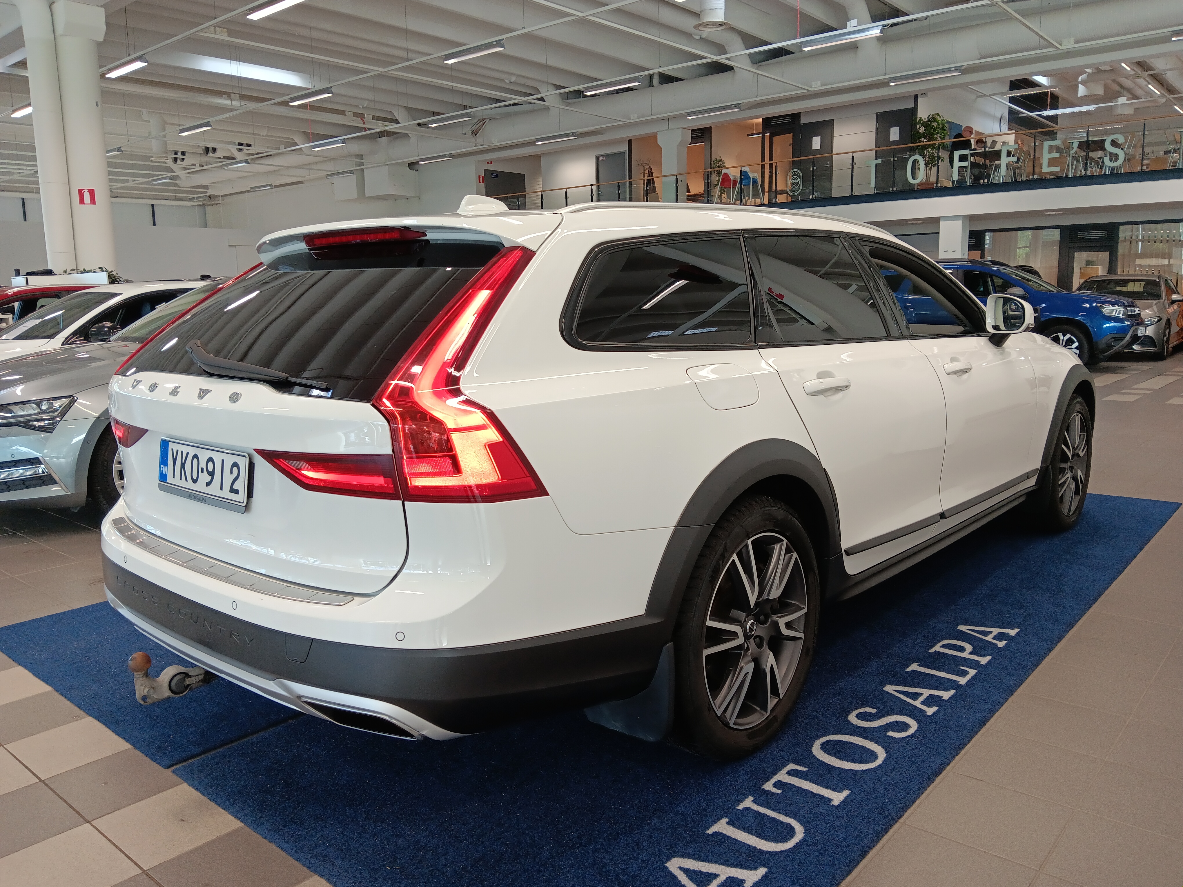 Volvo V90 CROSS COUNTRY D4 AWD PRO AUT TAKUU 12KK/20TKM