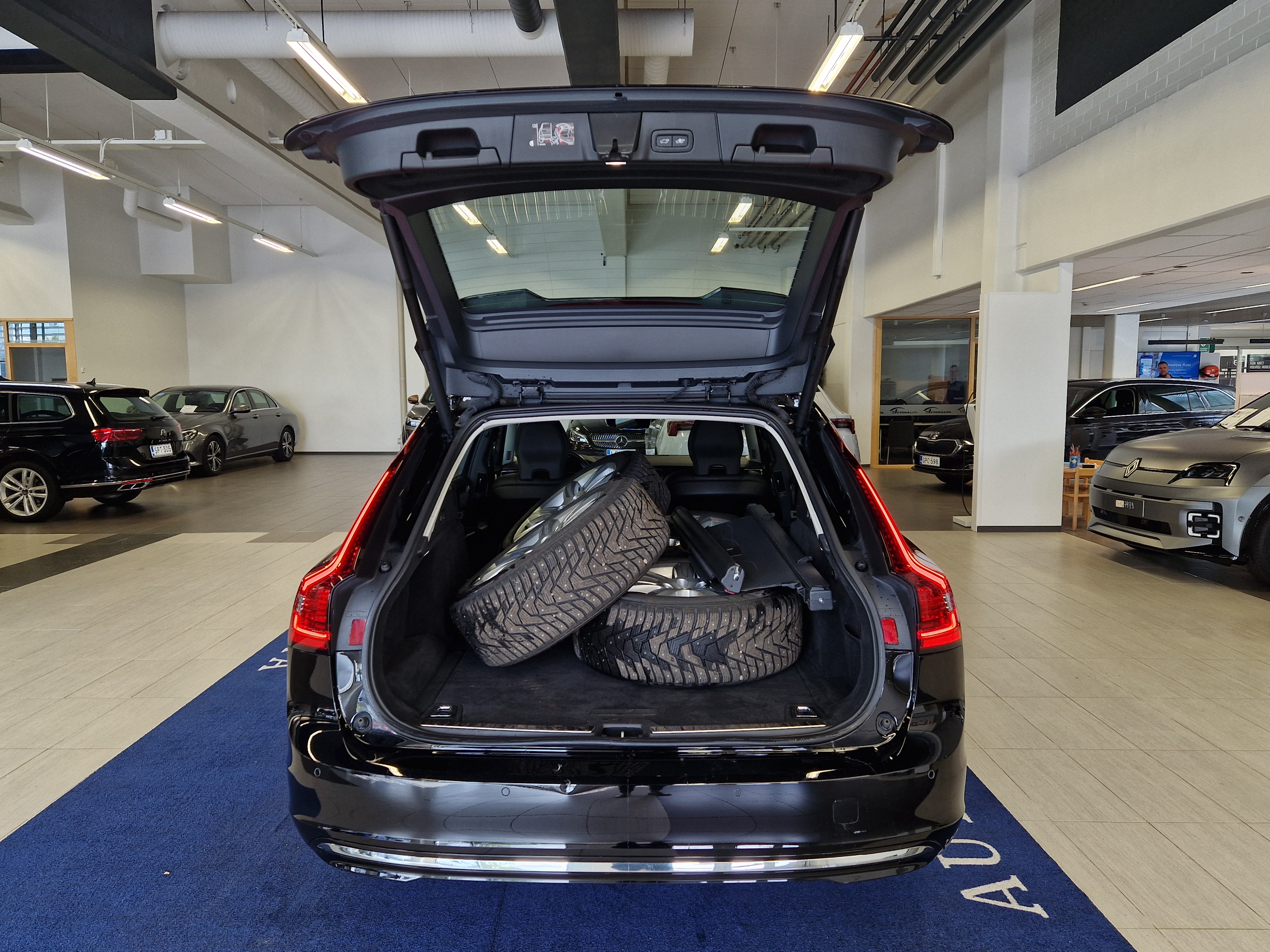 Volvo V90 2021, kuva 4/17