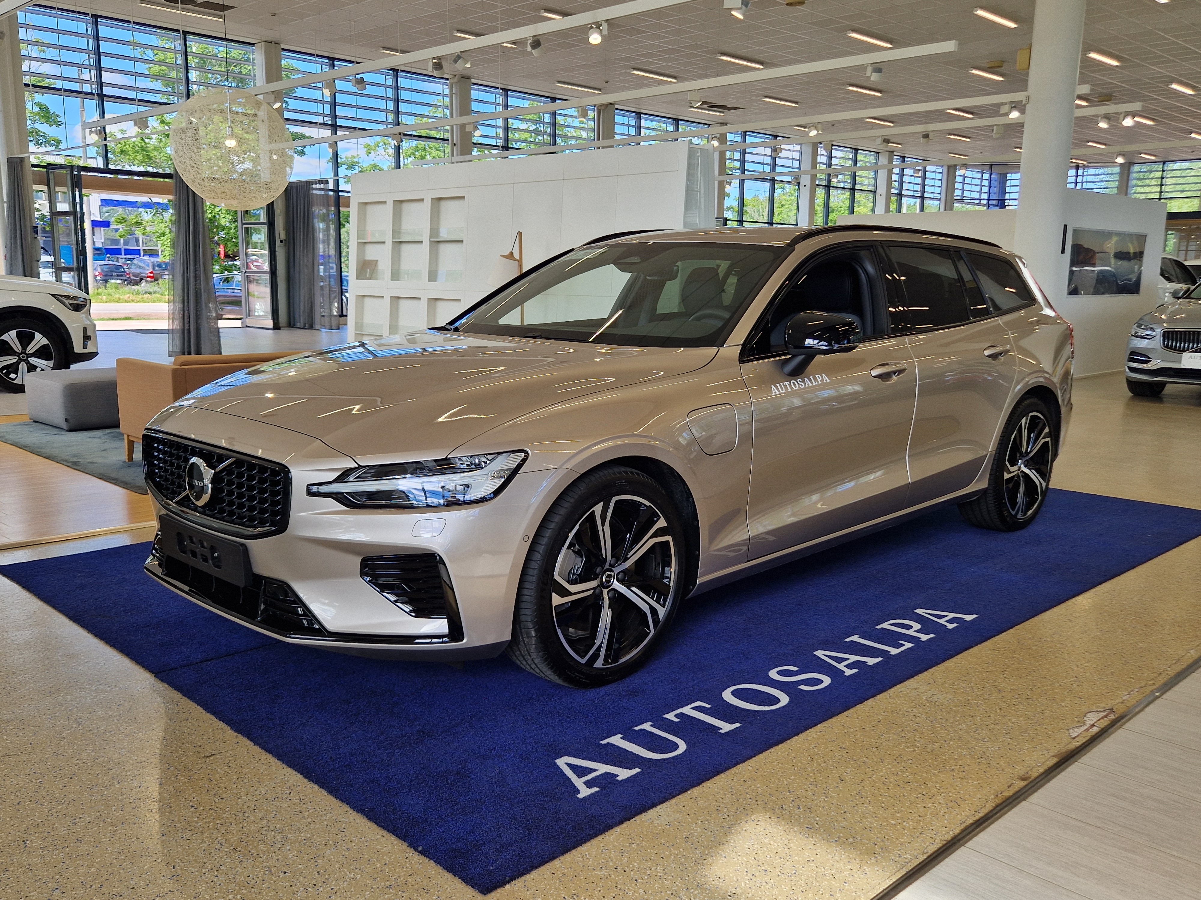 Volvo V60 T8 AWD LONG RANGE PLUS SPORT EDITION.