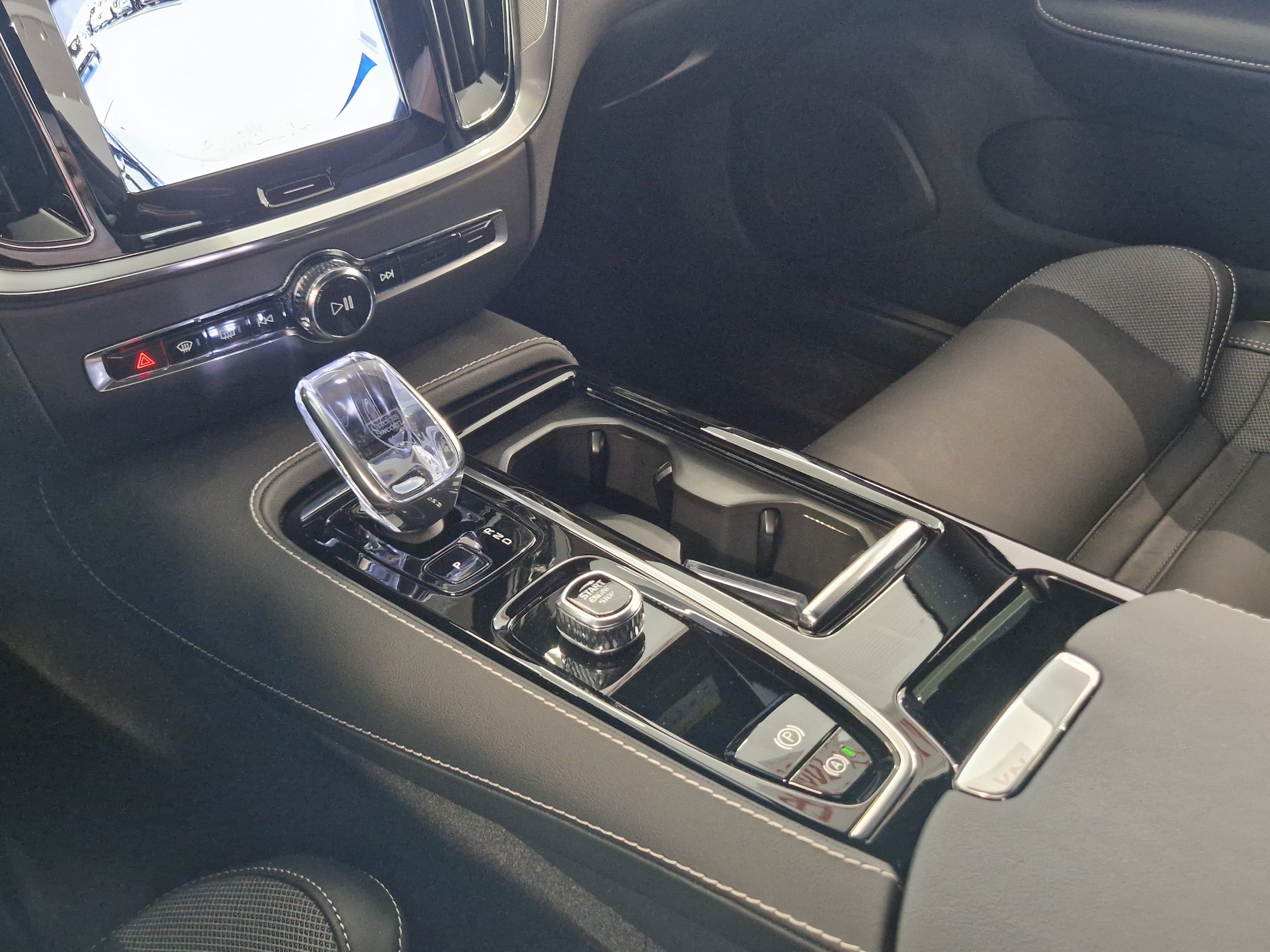 Volvo V60 T8 AWD LONG RANGE PLUS SPORT EDITION.