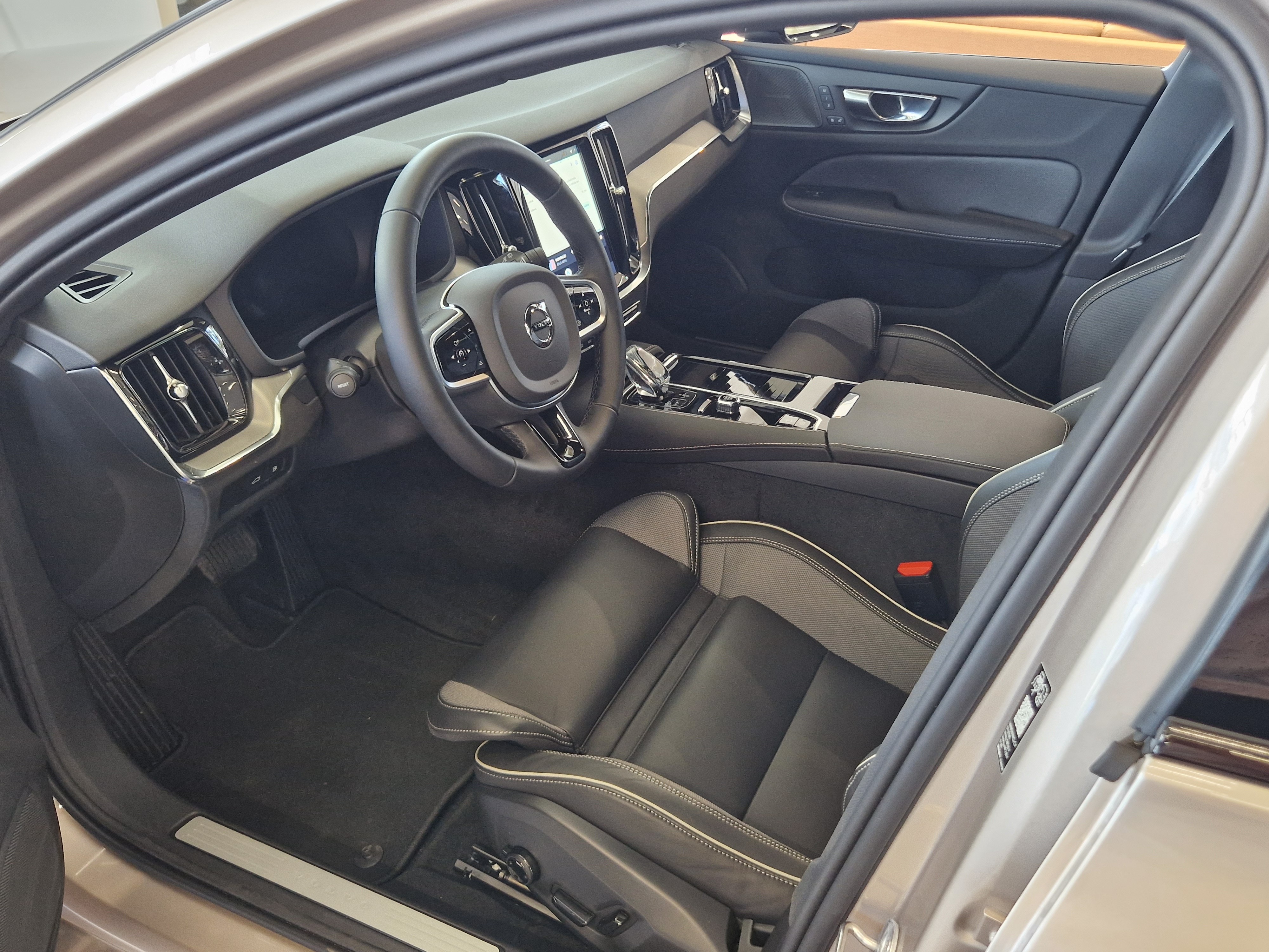 Volvo V60 T8 AWD LONG RANGE PLUS SPORT EDITION.